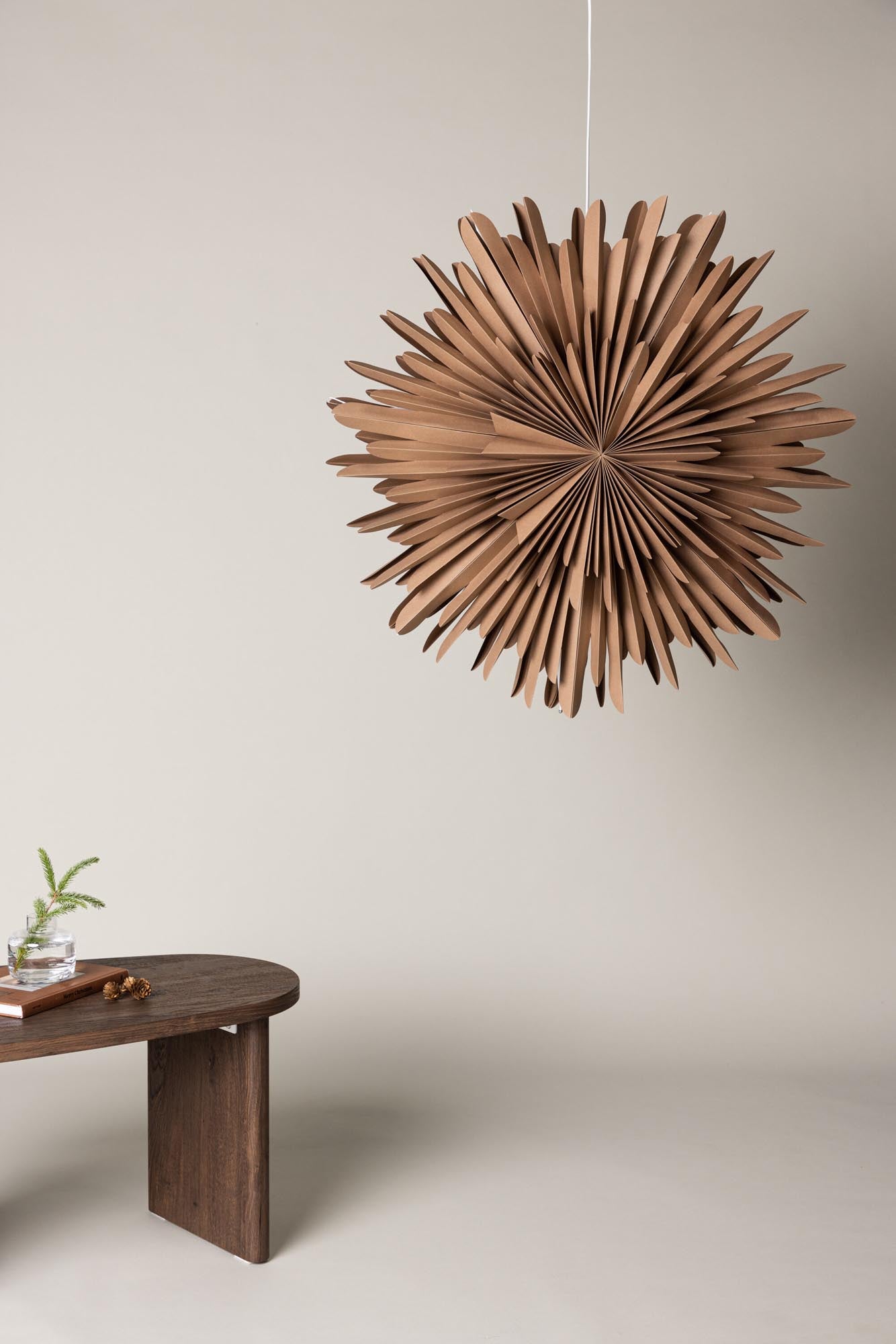 Entdecken Sie die Siegel Pendelleuchte von Venture Home – ein bezaubernder Papierstern, der mit seiner warmen Lichtstreuung und dem eleganten Design jeden Raum in eine festliche Oase verwandelt.