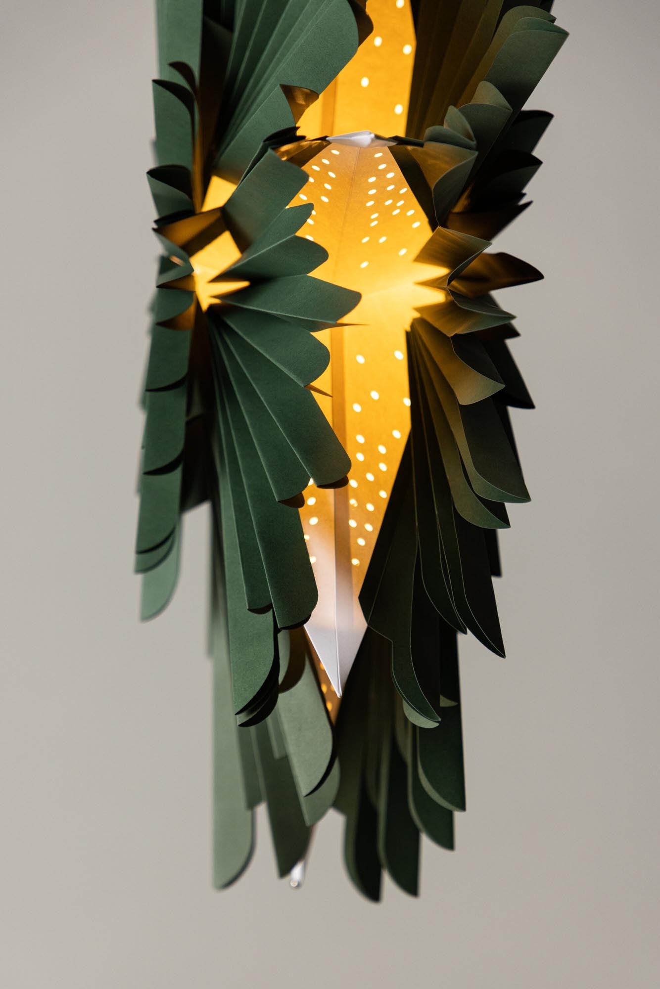 Faszinierende Siegel Pendelleuchte von Venture Home: Ein kunstvoller Papierstern für festliche Stimmung und ganzjährige Eleganz in Ihrem Zuhause.