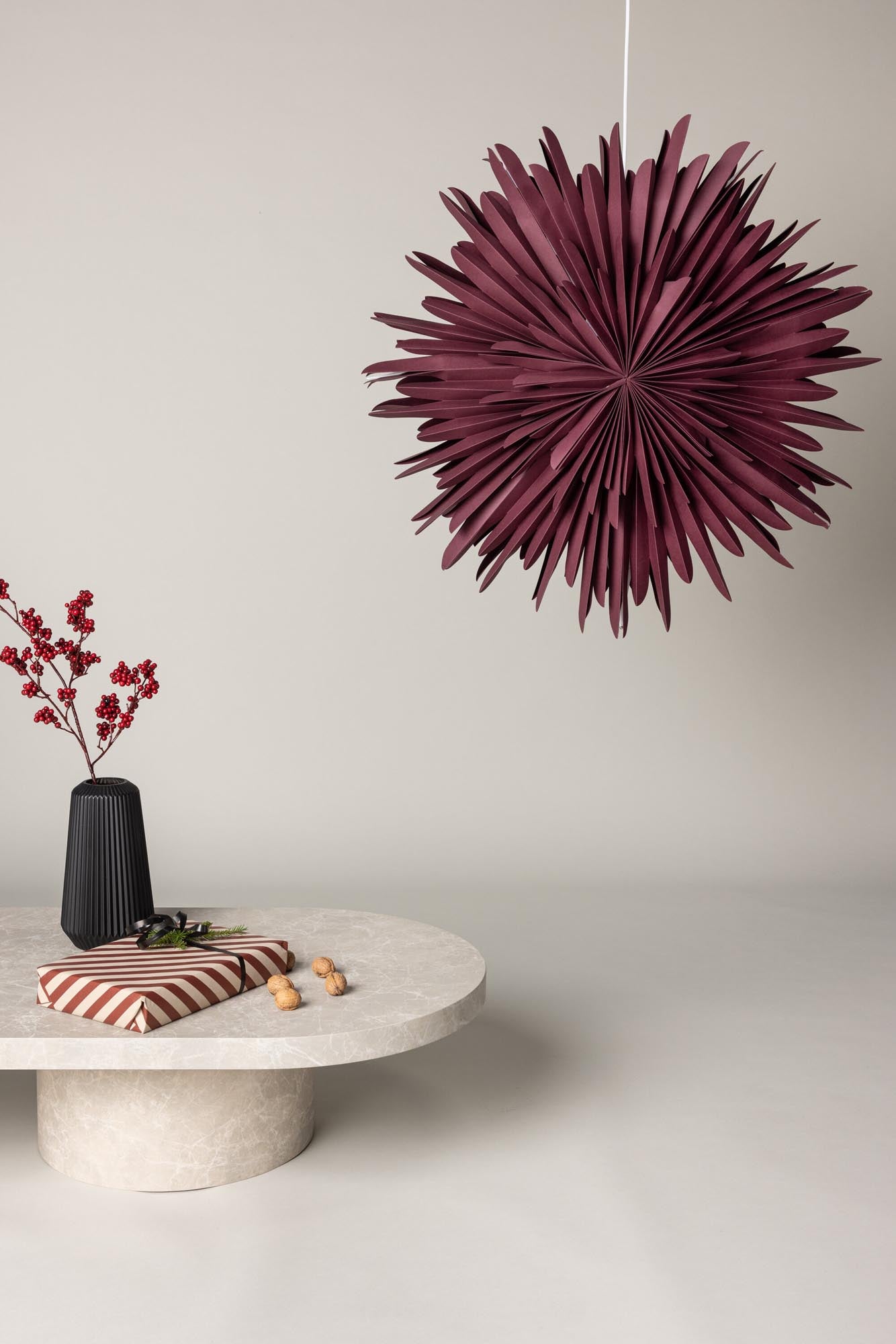 Stilvolle Siegel Pendelleuchte von Venture Home: Ein bezaubernder Papierstern, der Ihr Zuhause mit warmem Licht und festlicher Atmosphäre bereichert.