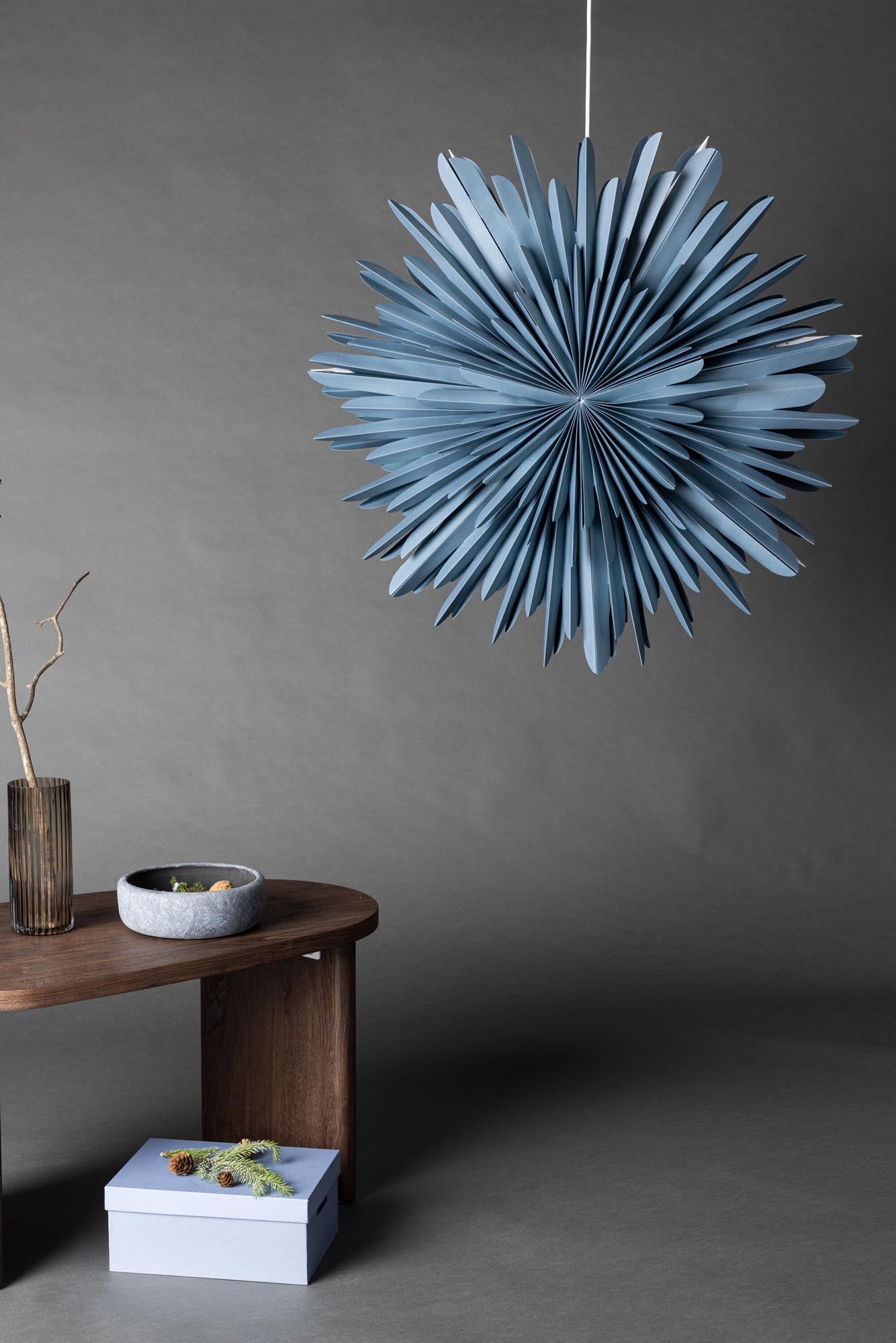 Entdecken Sie die Siegel Pendelleuchte von Venture Home – ein 100 cm großer Papierstern, der mit seiner warmen Lichtstreuung und stilvollen Eleganz Ihr Zuhause das ganze Jahr über verschönert.