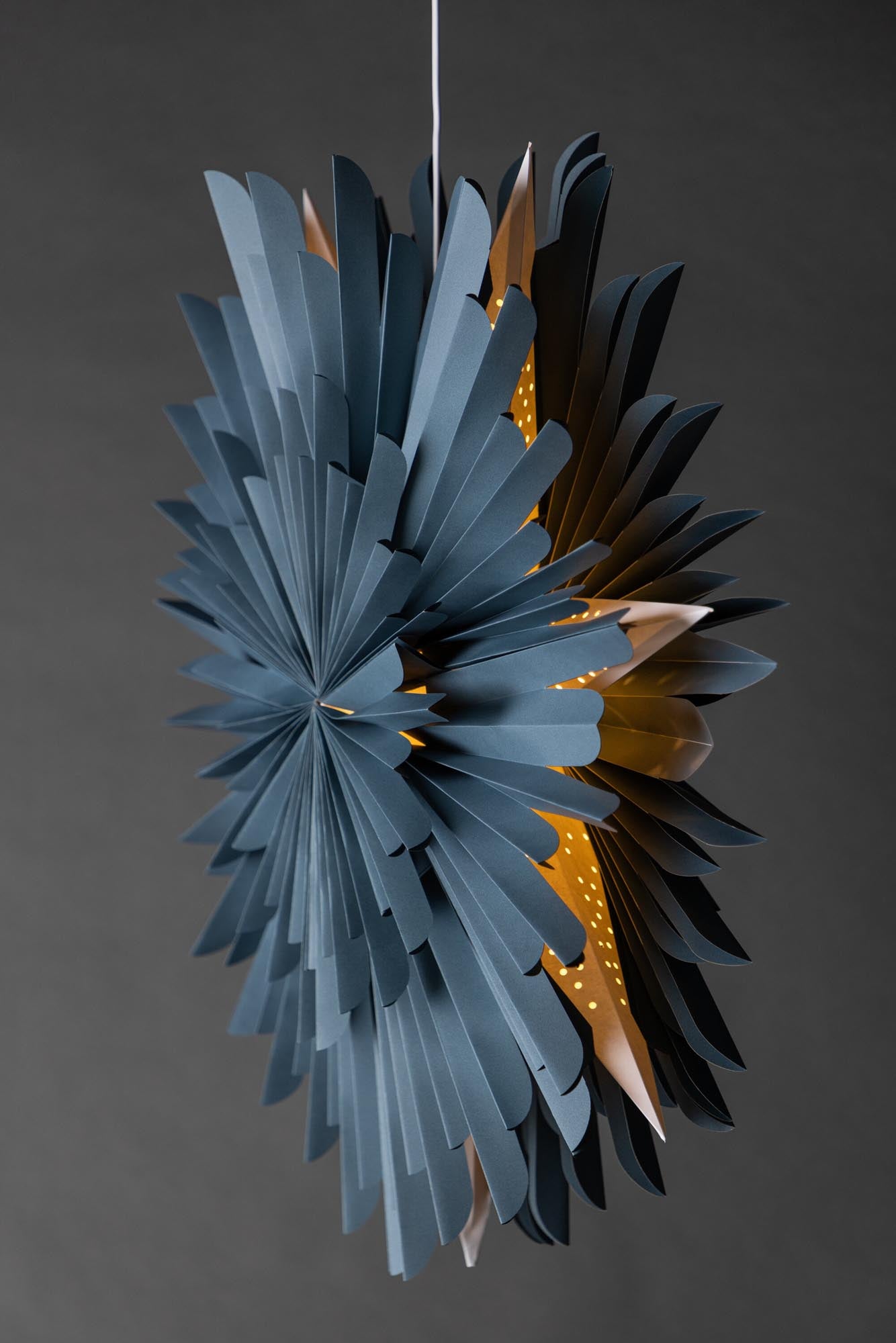 Elegante Siegel Pendelleuchte von Venture Home: Ein kunstvoller Papierstern für festliche Stimmung und ganzjährige Gemütlichkeit.