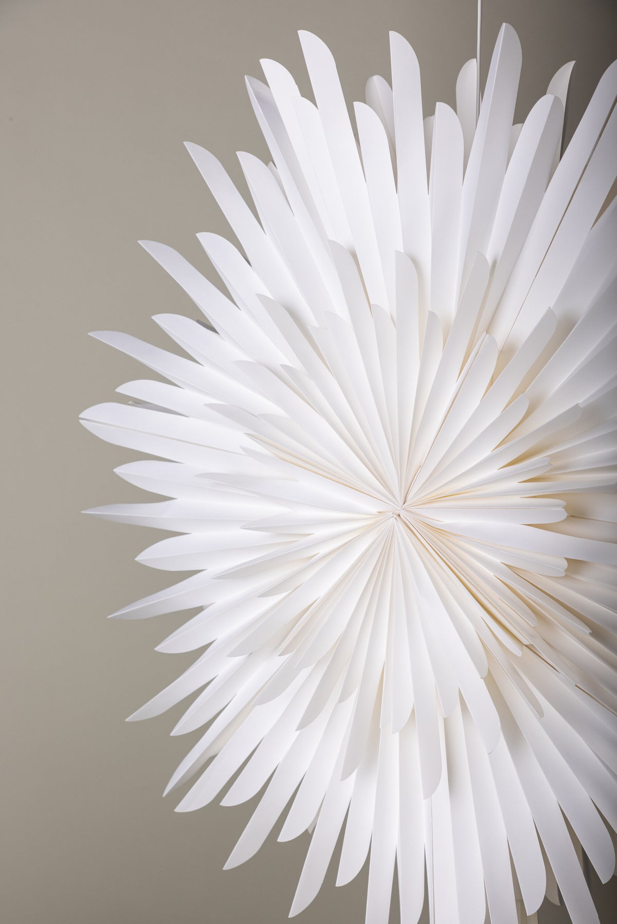 Siegel Pendelleuchte in Weiss präsentiert im Onlineshop von KAQTU Design AG. Weihnachtszubehör ist von Venture Home