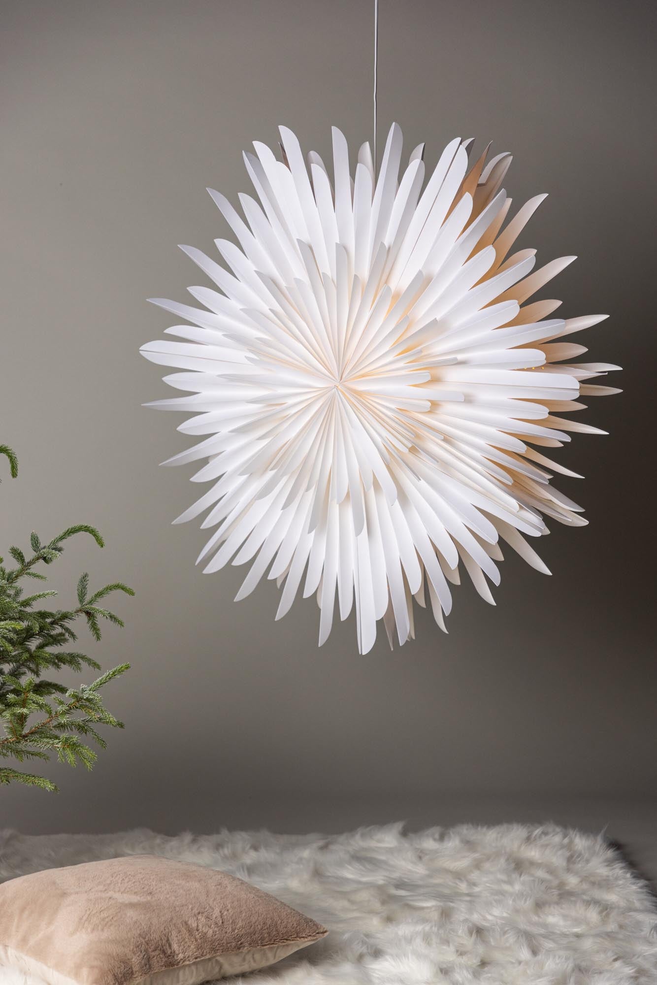 Erleben Sie die Siegel Pendelleuchte von Venture Home: Ein eleganter Papierstern, der mit seinem warmen Licht und stilvollen Design eine einladende Atmosphäre schafft.