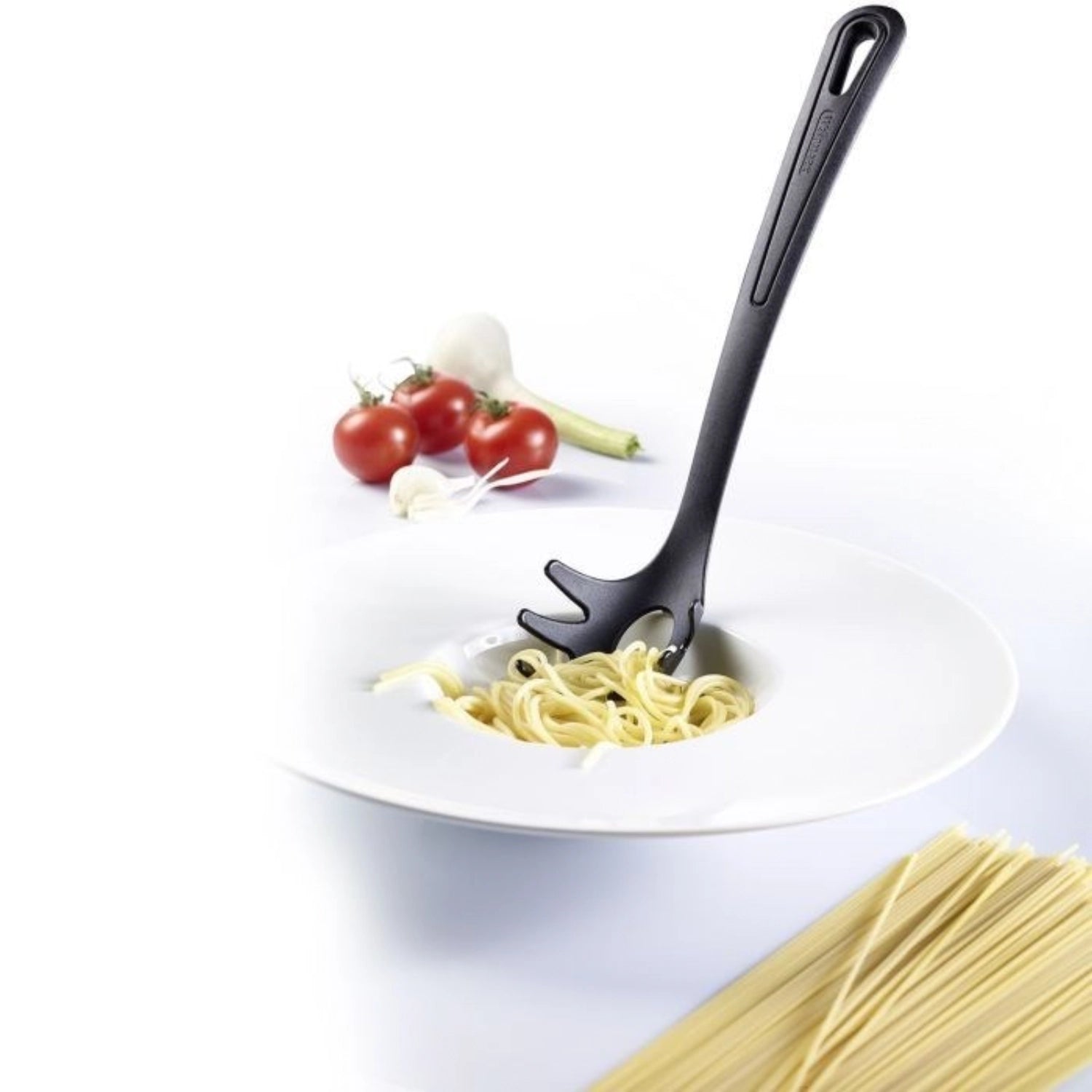 Erleben Sie den Spaghettilöffel Gentle Plus von Westmark – ein stilvolles, langlebiges Küchenutensil für müheloses Portionieren und Servieren von Pasta.