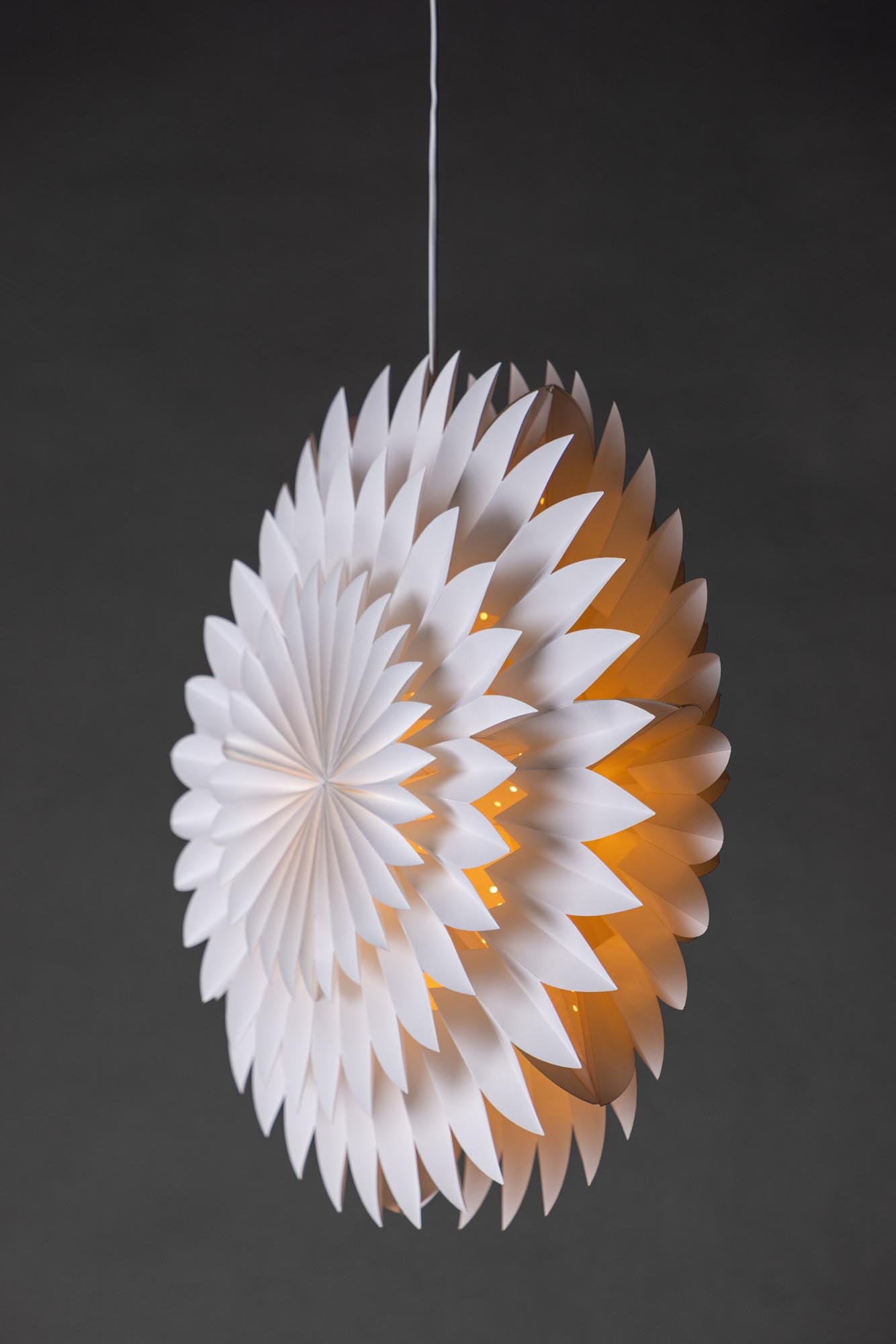 Storlien Pendelleuchte von Venture Home: Hochwertiger Papierstern für festliche Stimmung und gemütliches Licht in jedem Raum.