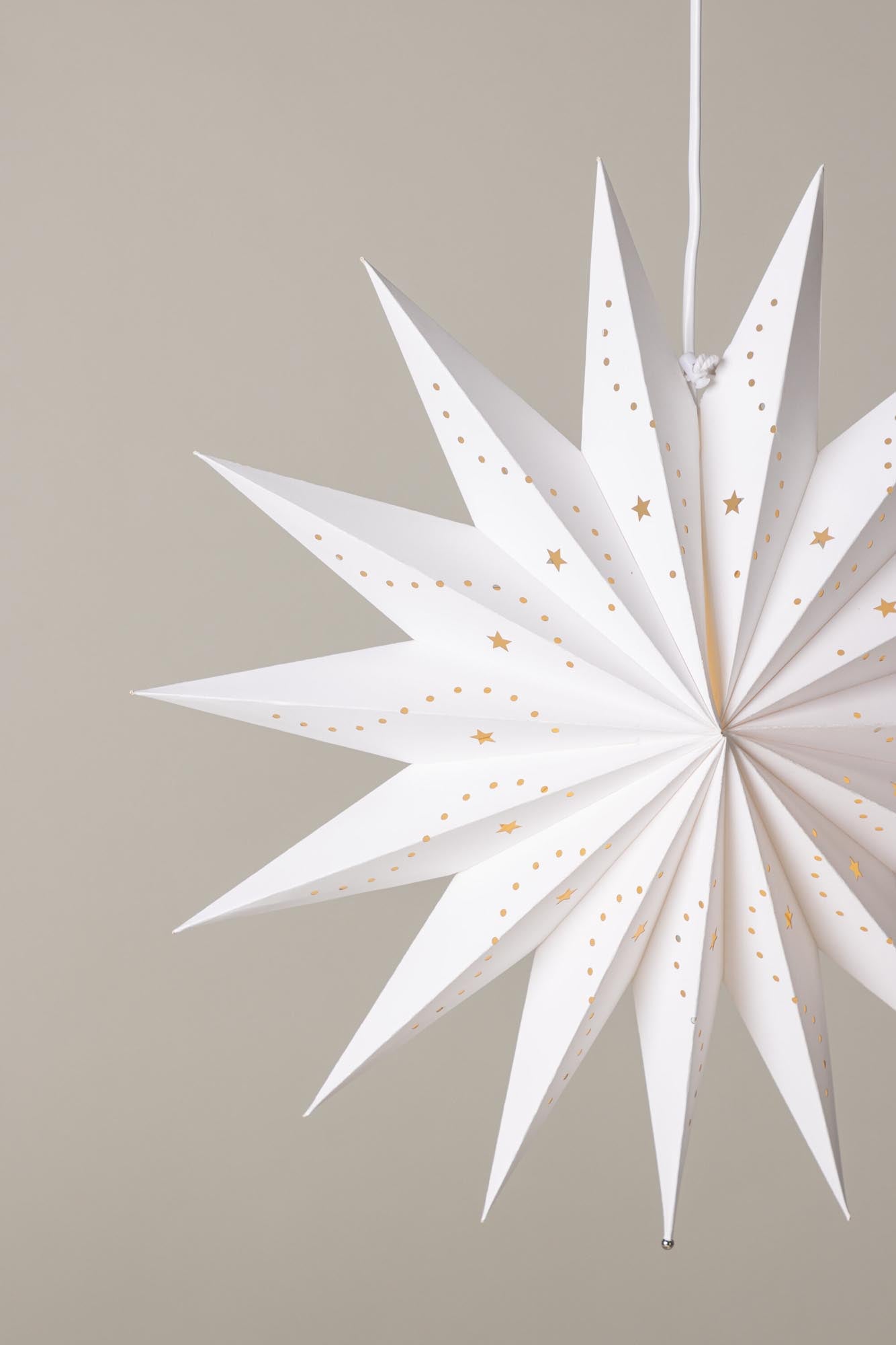 Die Lindvallen Pendelleuchte von Venture Home vereint Kunst und Funktionalität. Ihr einzigartiges Design schafft ein bezauberndes Lichtspiel.