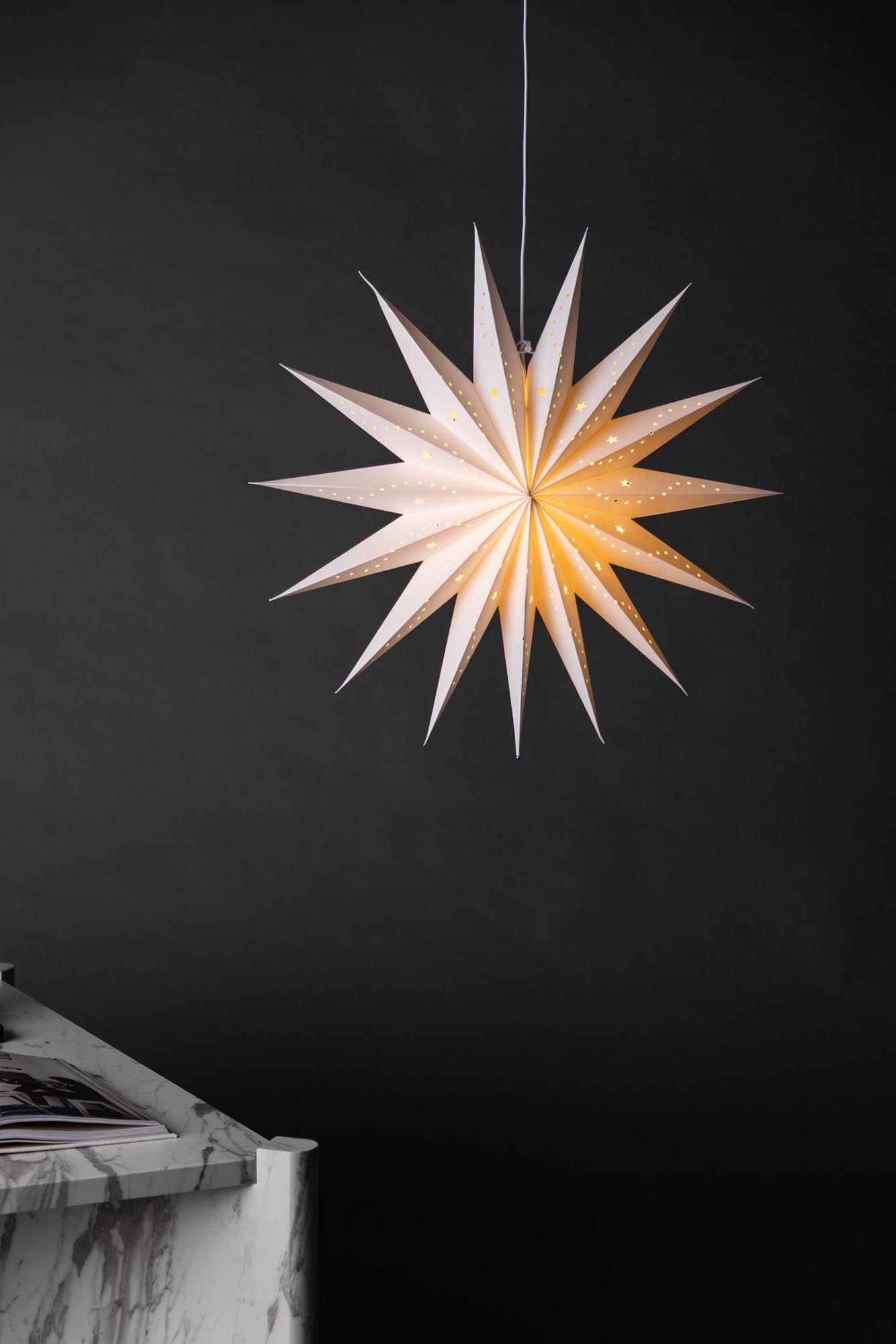 Lindvallen Pendelleuchte von Venture Home: Elegantes Design aus Papier, das Licht und Schatten zauberhaft kombiniert. Ideal für festliche Atmosphäre.