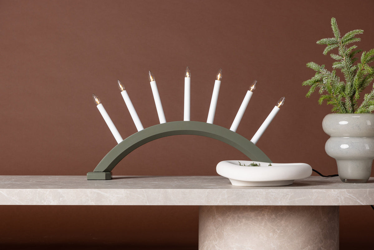 Kebnekaise Tischleuchte in Grün präsentiert im Onlineshop von KAQTU Design AG. Tischleuchte ist von Venture Home