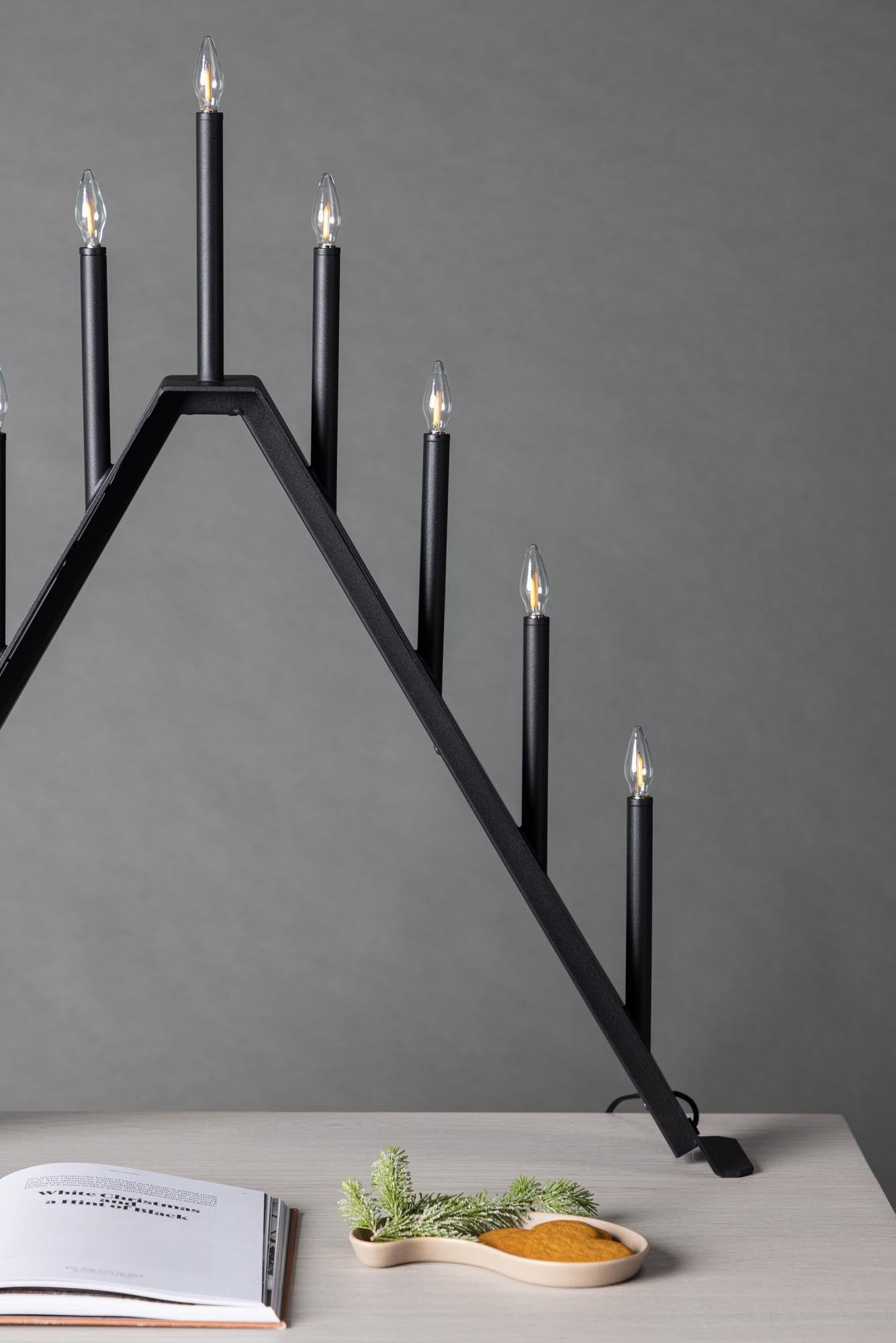 Die Åre Tischlampe von Venture Home vereint modernes Design und festliche Atmosphäre, ideal für Ihr Zuhause in der Weihnachtszeit.