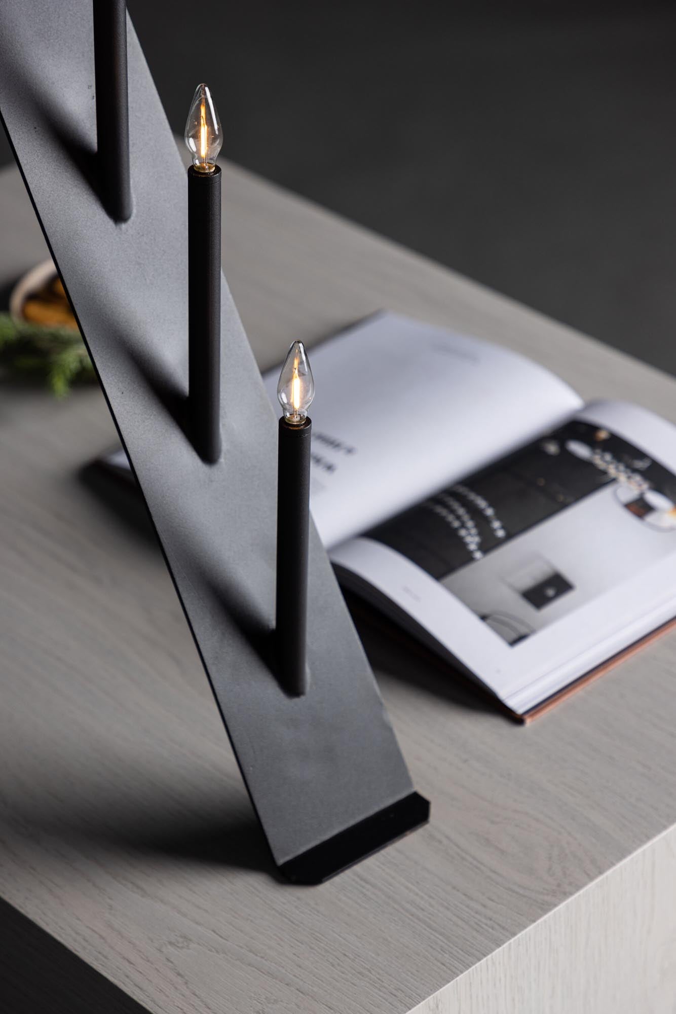 Die Åre Tischlampe von Venture Home bringt skandinavische Eleganz und warmes Licht in Ihr Zuhause, perfekt für die festliche Jahreszeit.