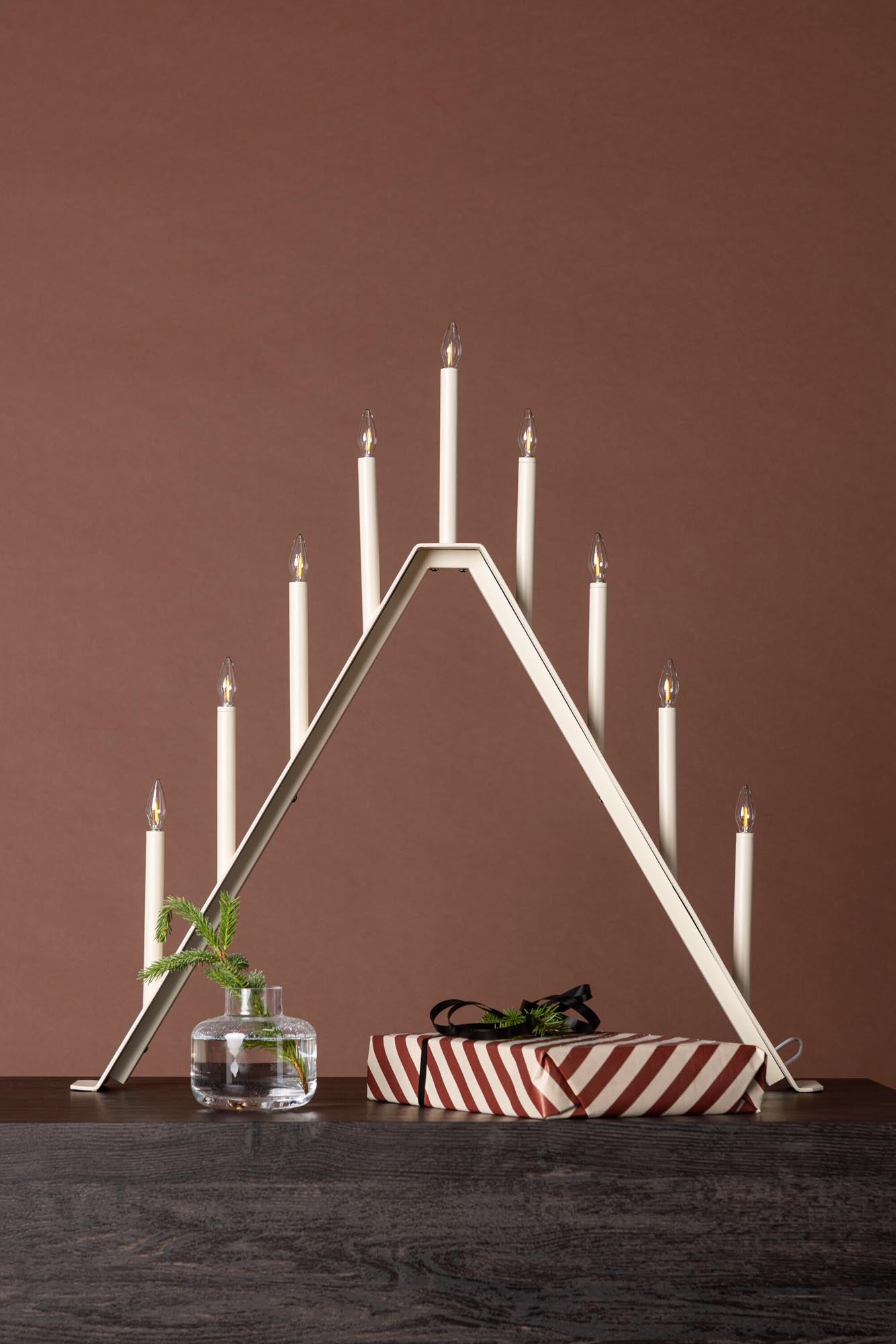 Die Åre Tischlampe von Venture Home vereint skandinavisches Design mit festlicher Atmosphäre. Ideal für gemütliche Winterabende!