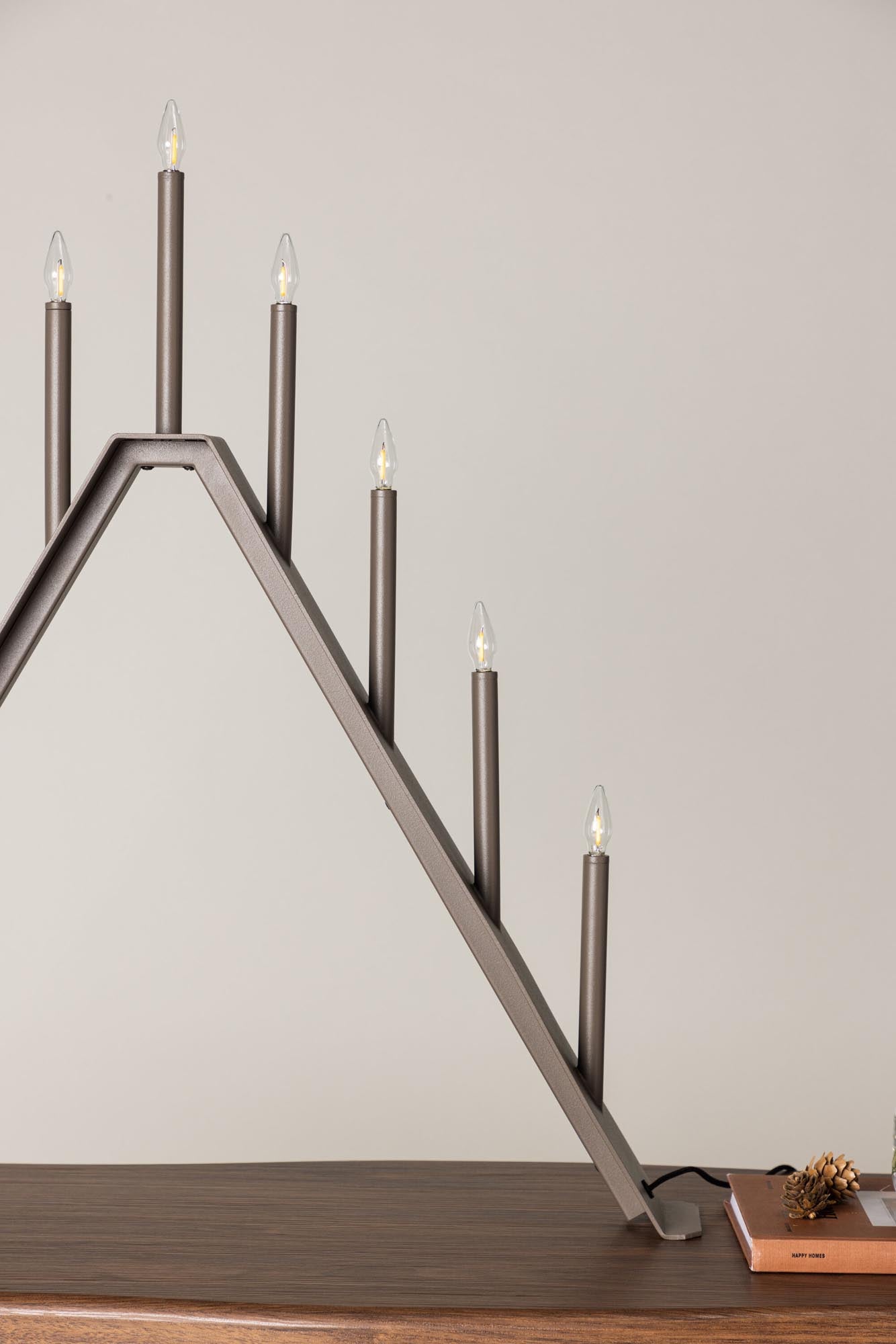 Die Åre Tischlampe von Venture Home vereint modernes Design und festliche Stimmung, ideal für eine gemütliche Winterdekoration.