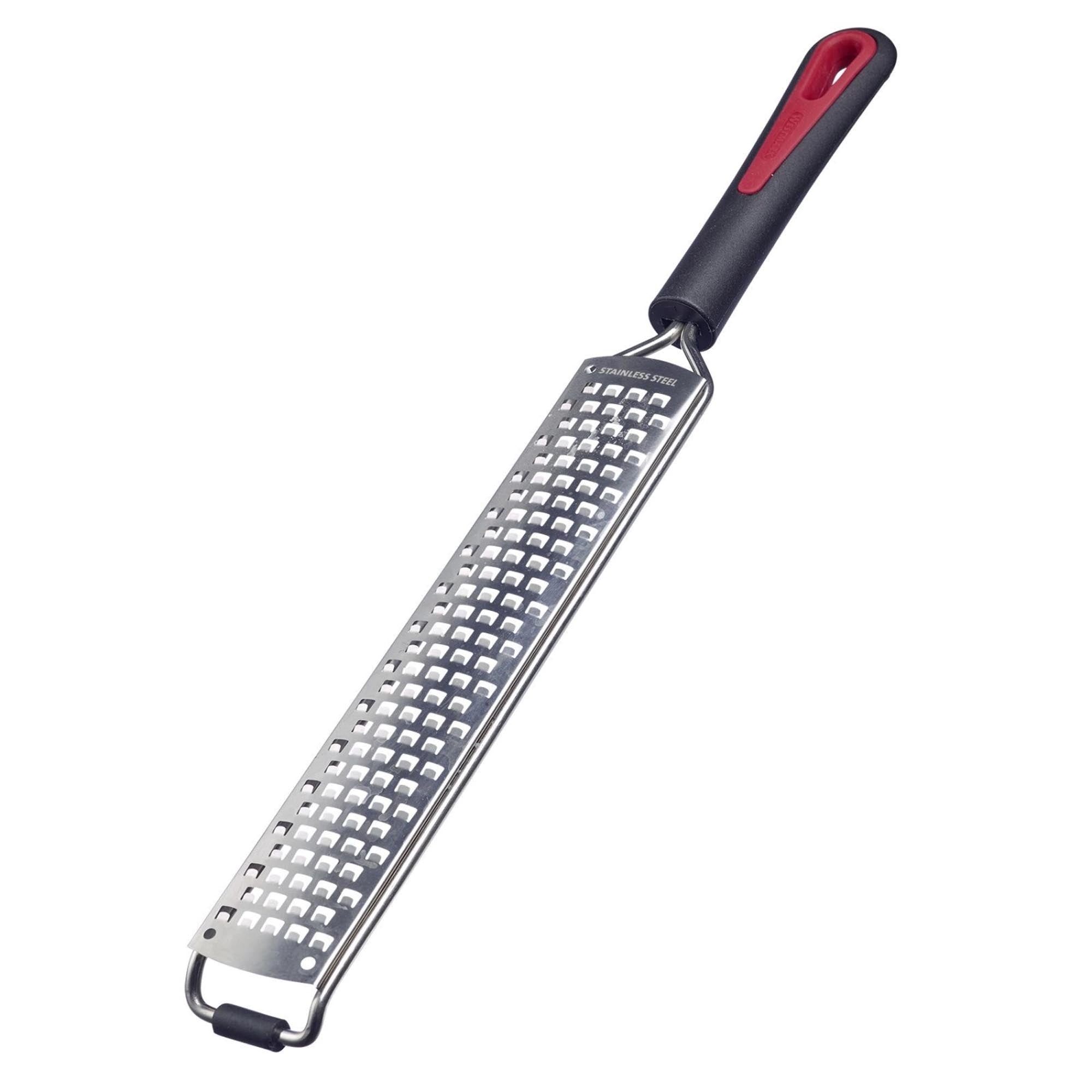 Entdecken Sie die Westmark Gallant Pro Reibe: Hochwertige Edelstahl-Reibe für Käse, Gemüse und Obst. Ergonomischer Griff, leicht zu reinigen, stilvolles Küchenaccessoire.