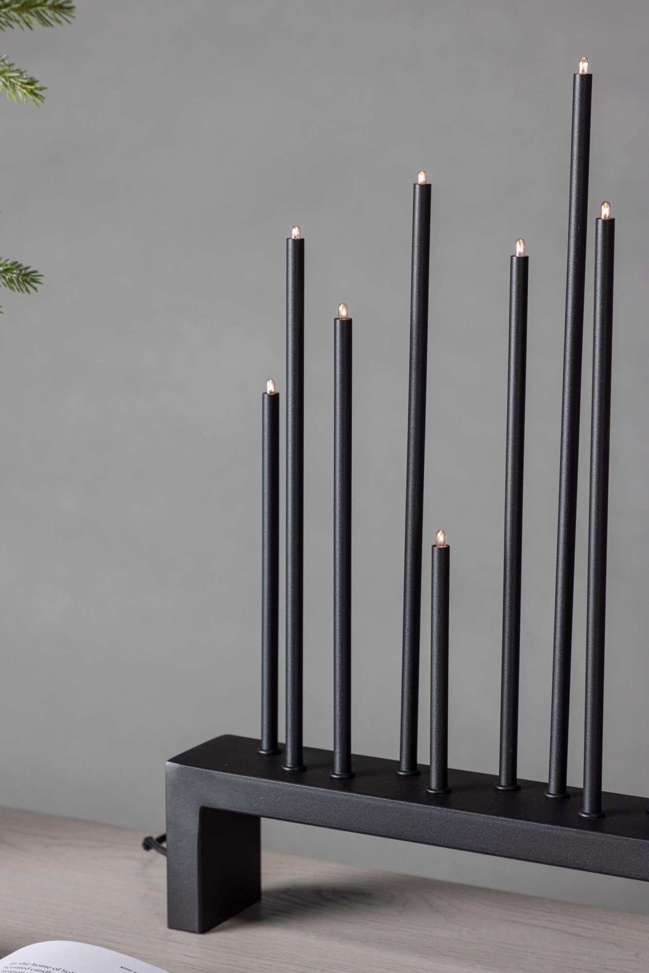 Die Vallåsen Tischlampe von Venture Home begeistert mit ihrem einzigartigen Design und warmem Licht, perfekt für jeden Raum und Anlass.