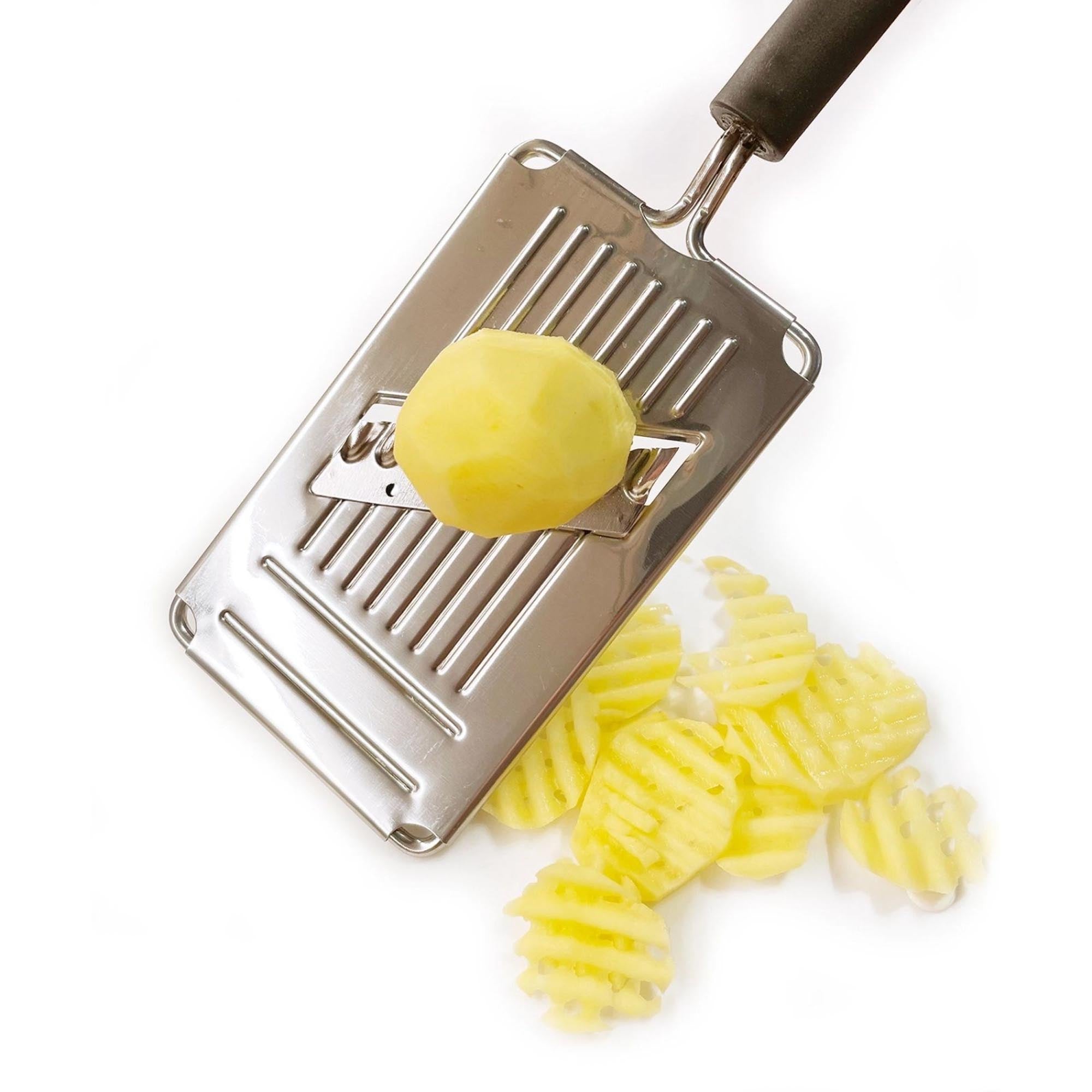 Der Westmark Gallant Wellen- und Gitter-Schneider zaubert dekorative Muster aus Obst und Gemüse für kreative Gerichte.