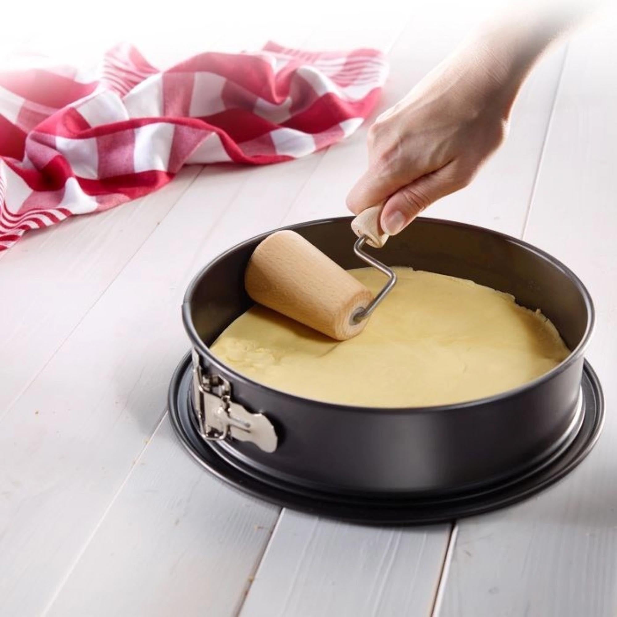 Konischer Backformroller Woody aus Buchenholz von Westmark, ideal zum gleichmässigen Ausrollen von Teig in Backformen.