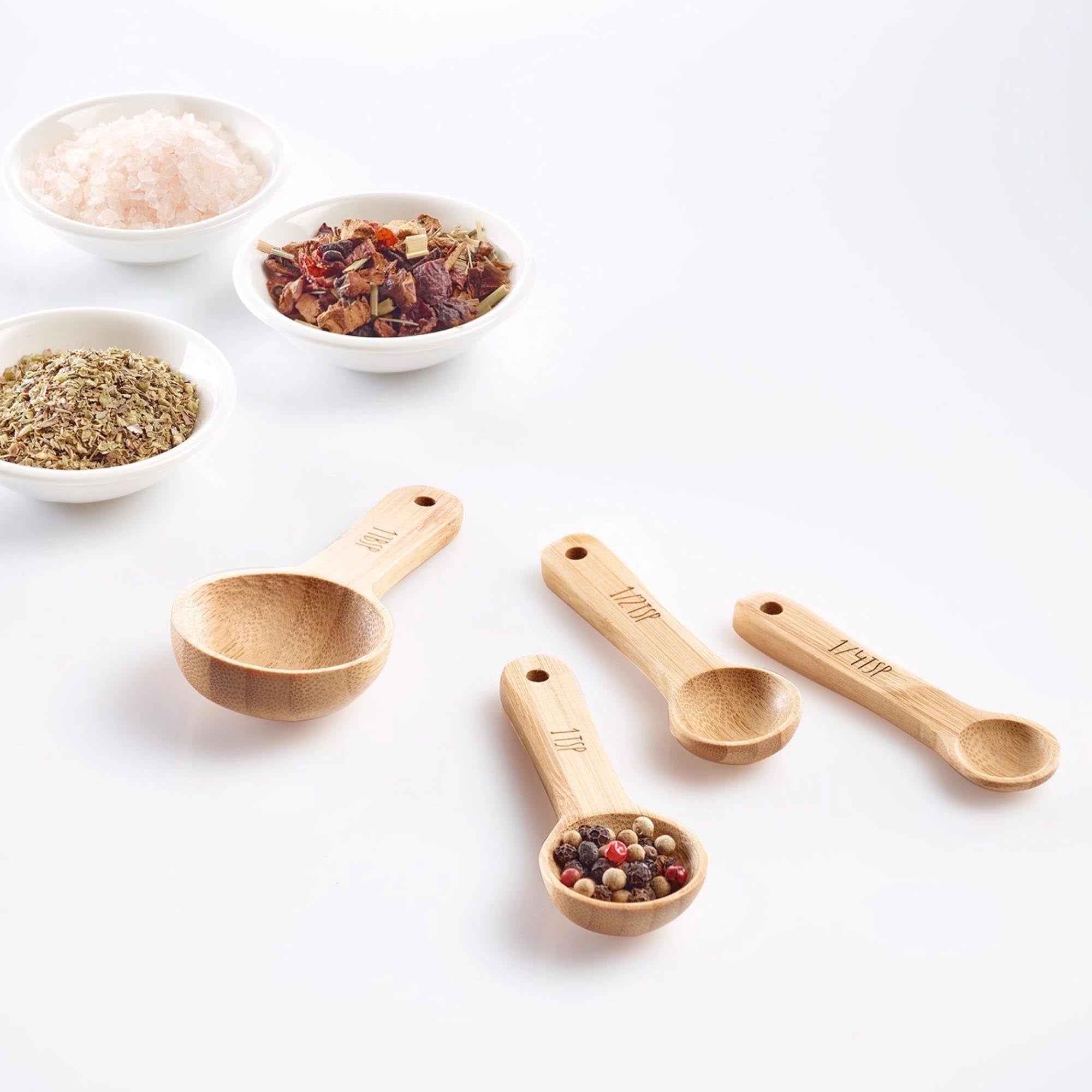 Praktisches 4er Set Messlöffel aus Holz von Westmark, perfekt für präzises Abmessen beim Kochen und Backen.