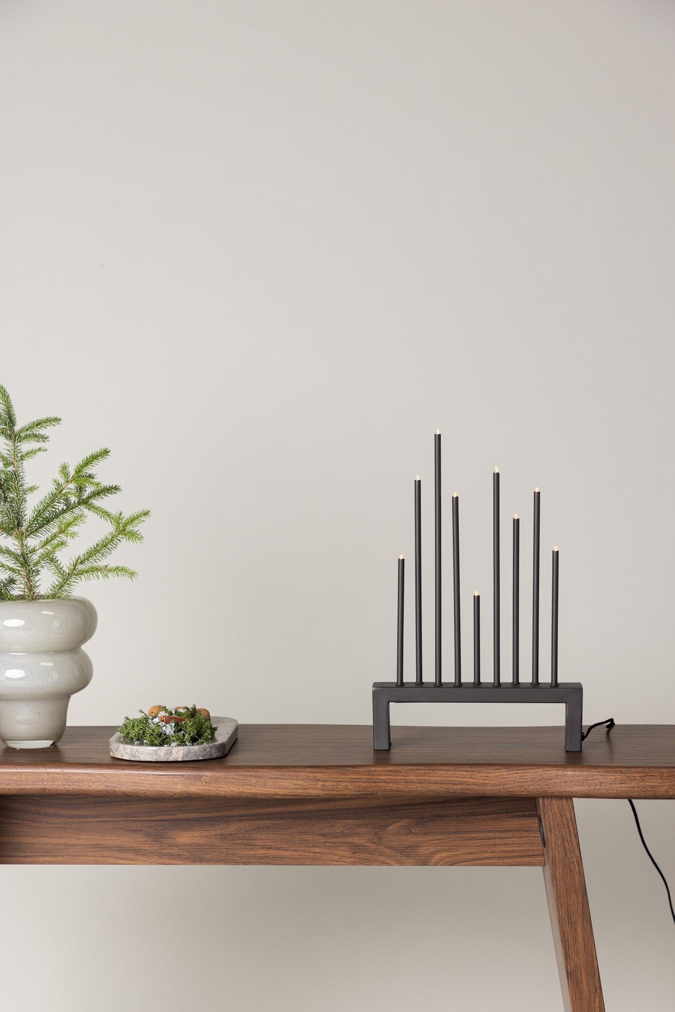 Vallåsen Tischlampe: Zeitlose Ästhetik für stilvolle Räume.