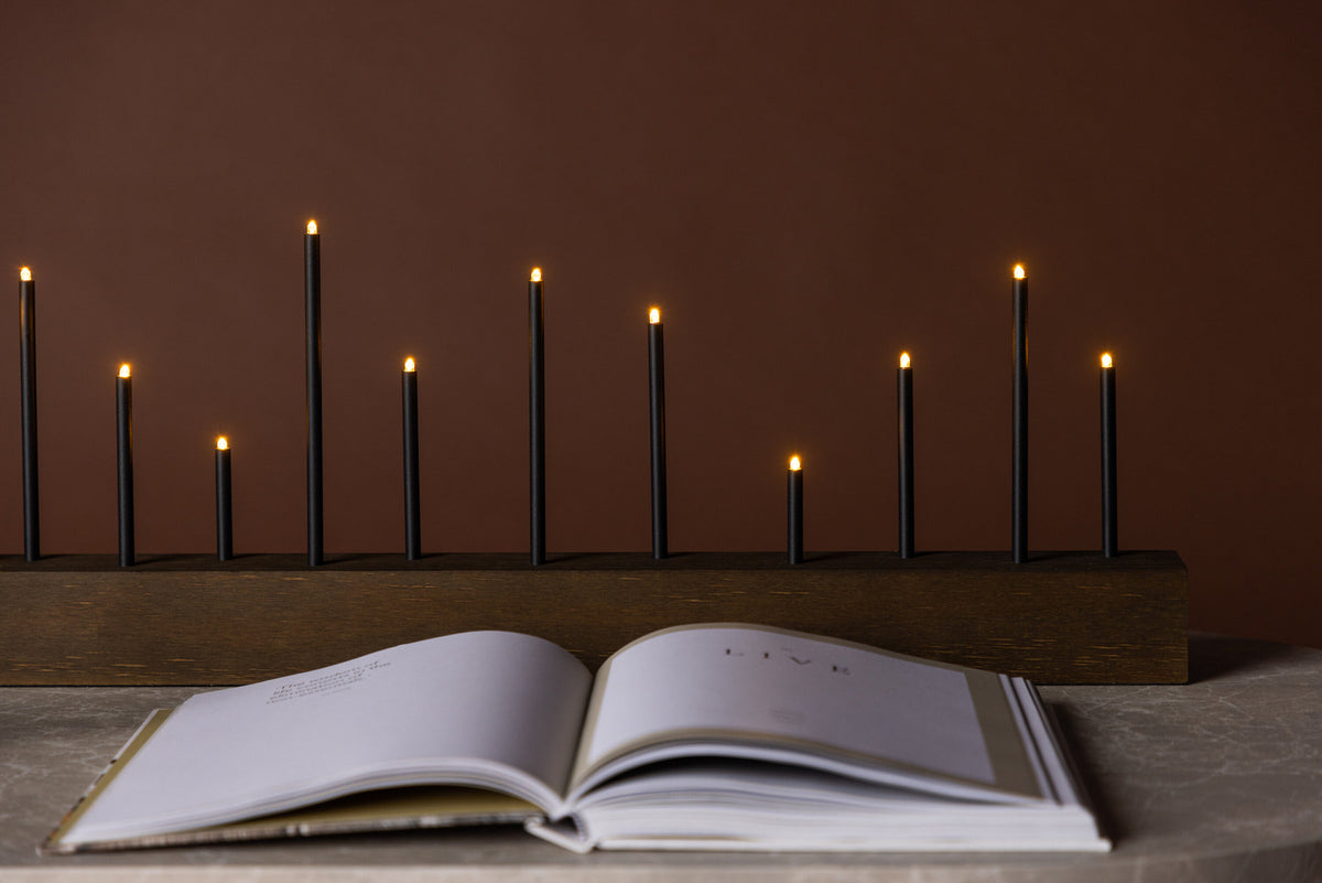 Kungsberget Tischlampe in Nussbaum präsentiert im Onlineshop von KAQTU Design AG. Tischleuchte ist von Venture Home