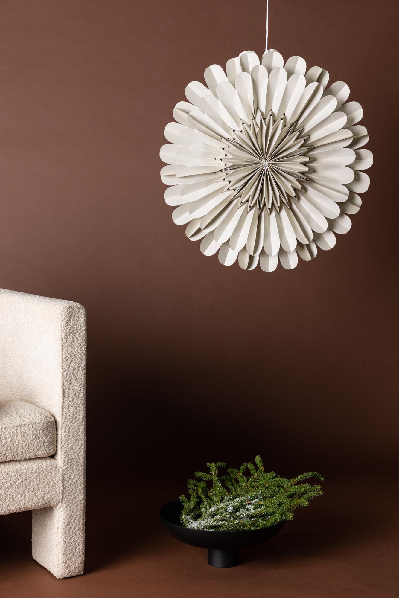 Die Järvsön Pendelleuchte von Venture Home ist ein eleganter Papierstern, der mit seinem warmen Licht und der einzigartigen Falttechnik eine festliche Atmosphäre zaubert.