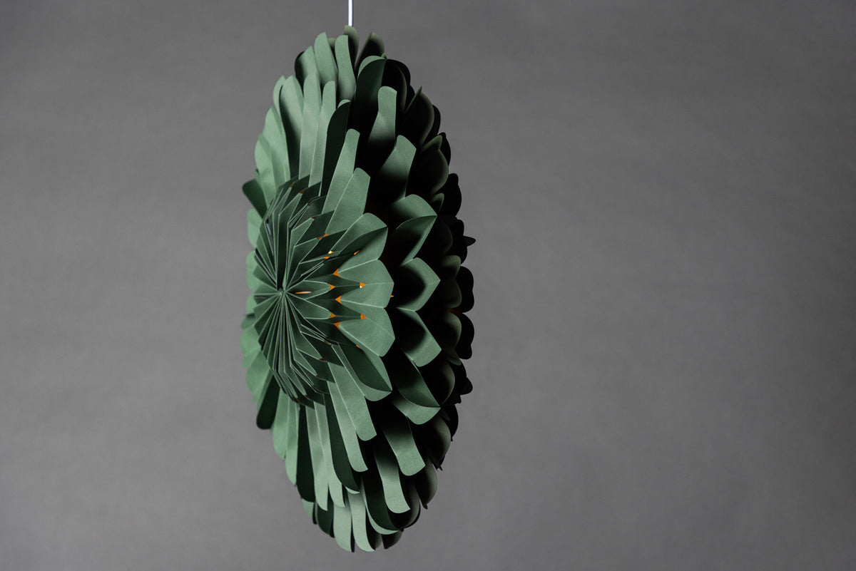 Järvsön Pendelleuchte in Grün präsentiert im Onlineshop von KAQTU Design AG. Pendelleuchte ist von Venture Home