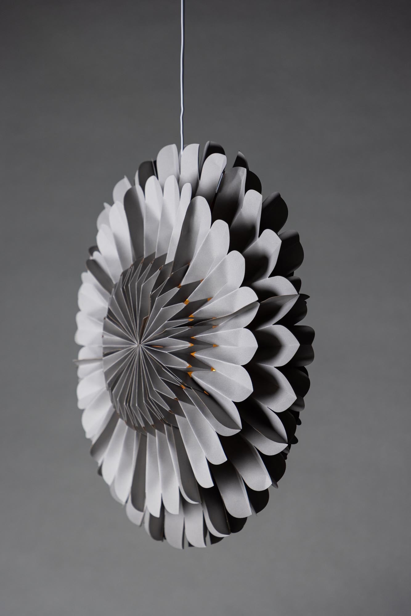 Järvsön Pendelleuchte: Ein kunstvoller Papierstern, der warmes Licht und festliche Stimmung in Ihr Zuhause bringt.