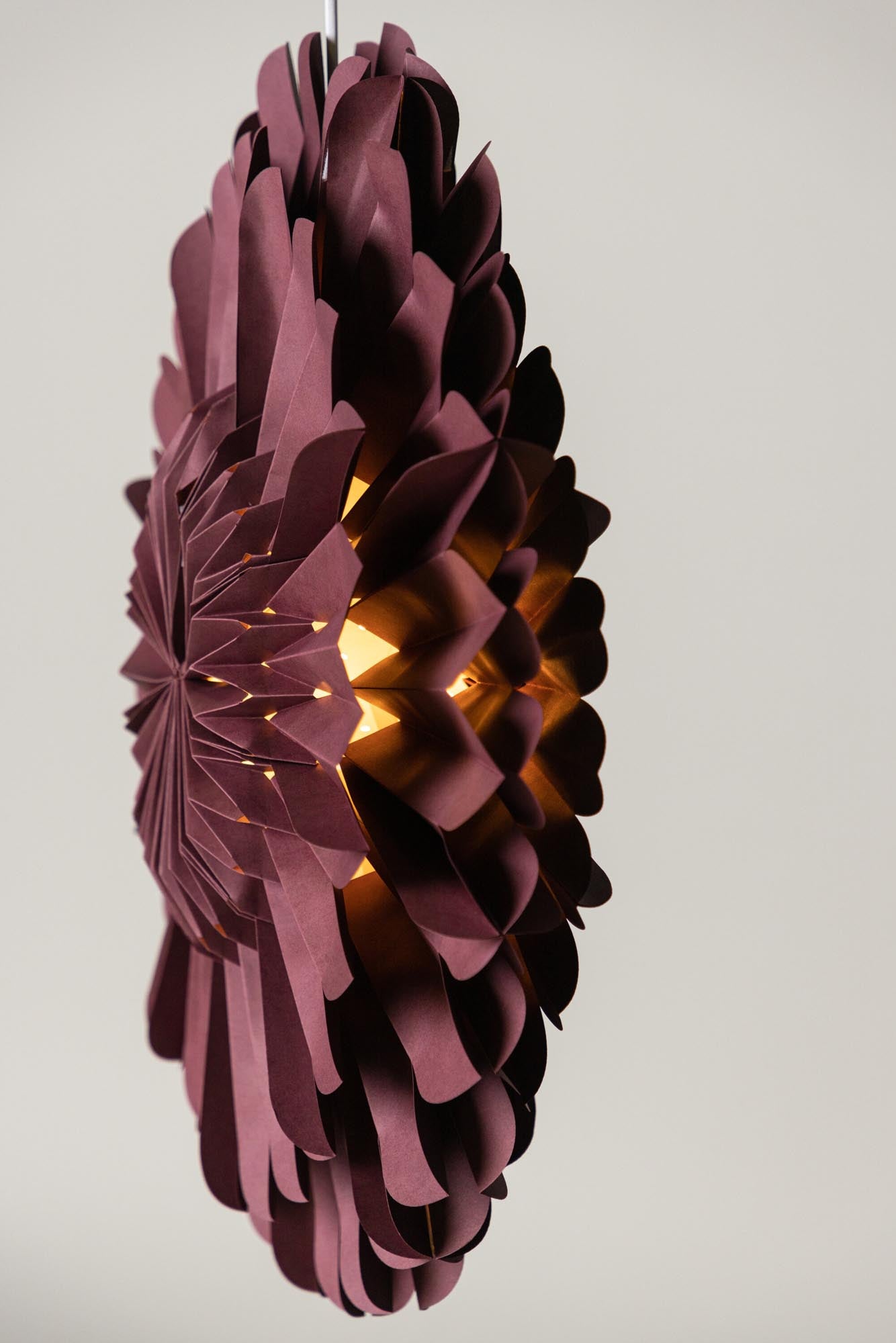 Järvsön Pendelleuchte: Stilvoller Papierstern, der warmes Licht spendet und festliche Atmosphäre in jeden Raum zaubert.