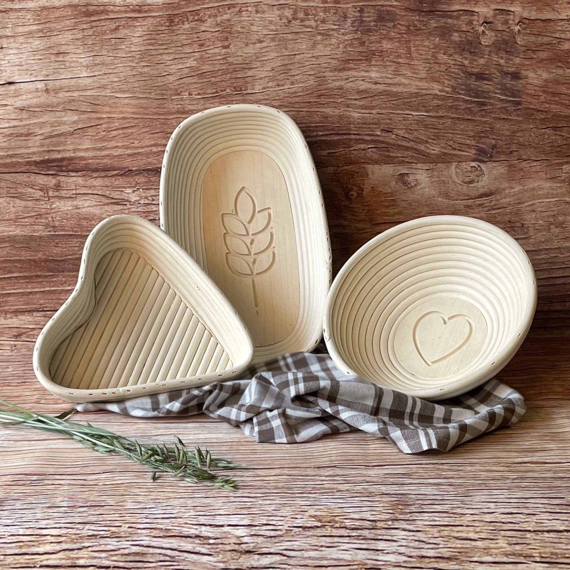 Rundes Gärkörbchen-Set mit Herzdesign und Stoffbezug, perfekt für Brotbacken, Masse: 24,5 x 8,5 cm, von Westmark.