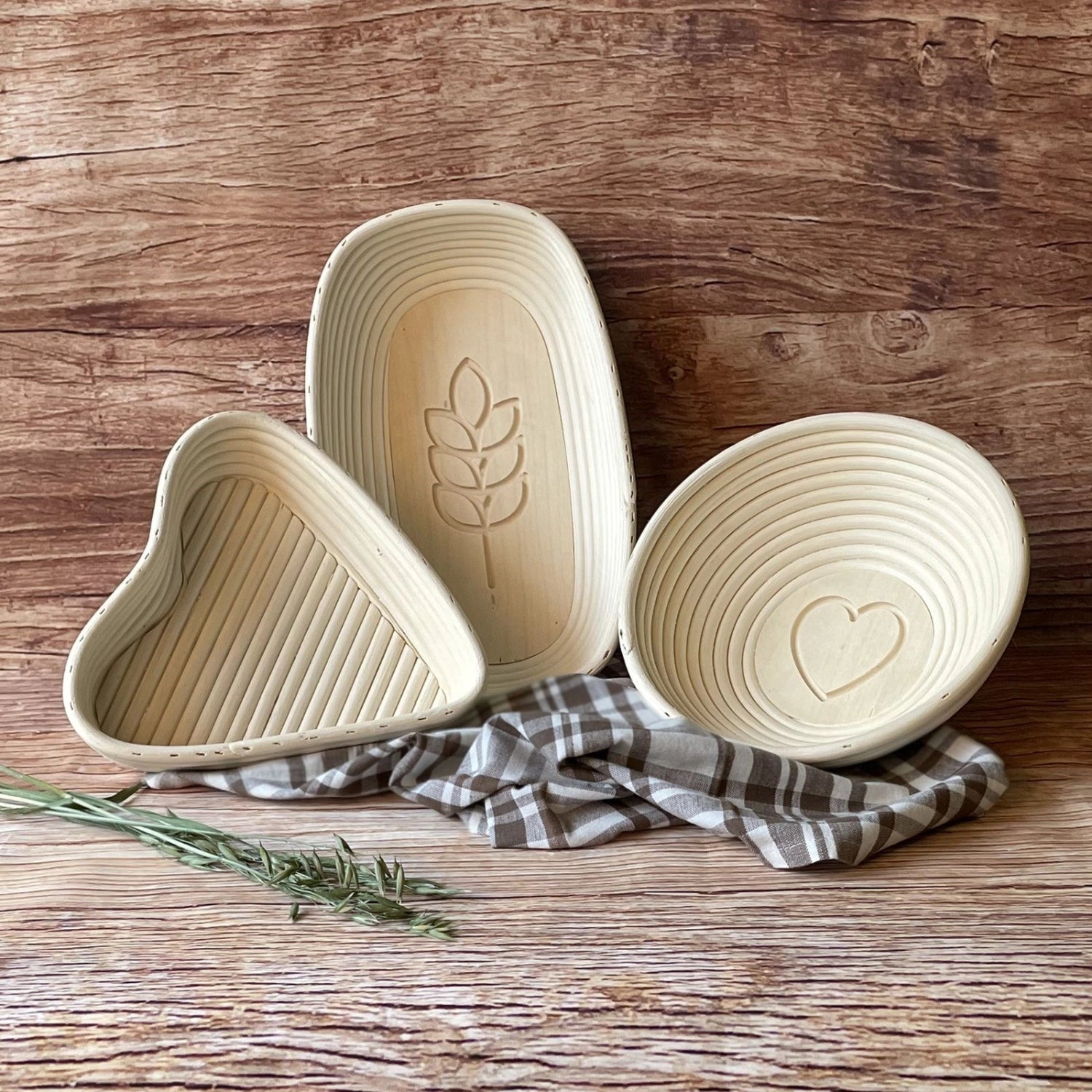 Rundes Gärkörbchen mit liebevollem Herzdesign von Westmark, perfekt für die Teigführung beim Brotbacken, Maße: D24,5 x H8,5 cm, aus robustem Material.