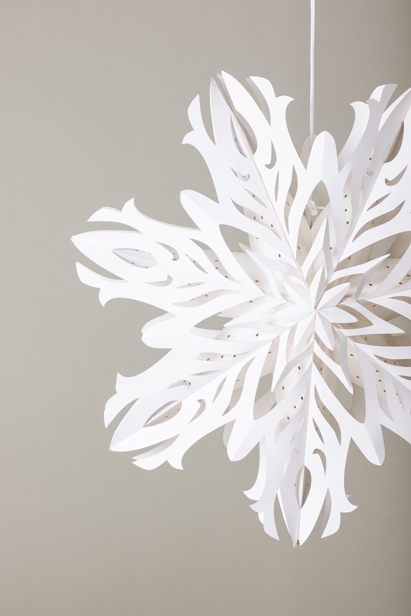 Stimmungsvolle Pendelleuchte in Schneeflocken-Design, 60 cm, aus hochwertigem Papier für eine gemütliche und festliche Winteratmosphäre.