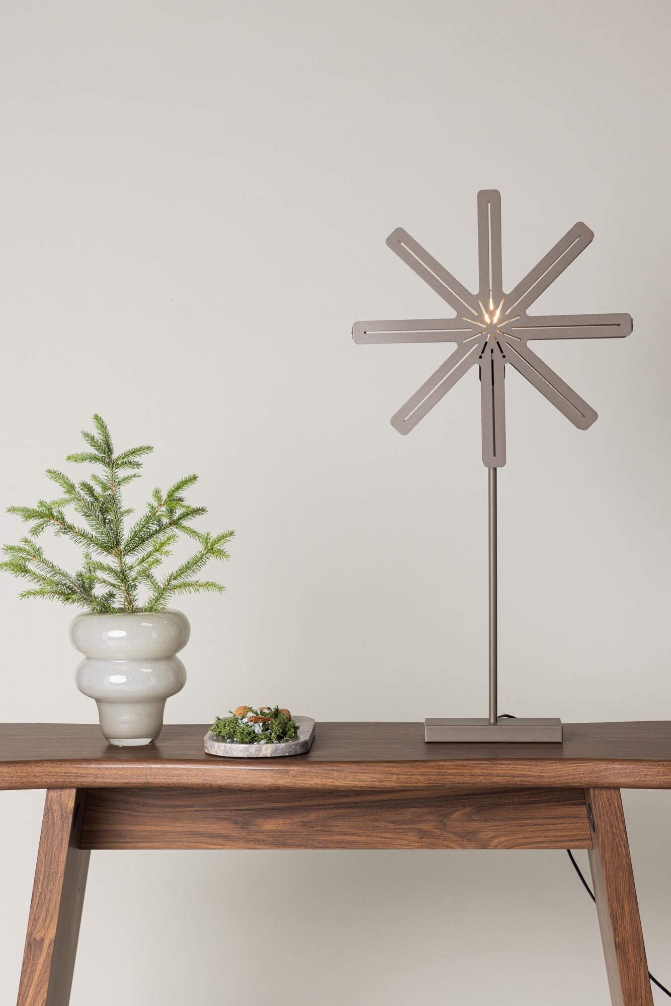 Säfsen Stehlampe: Skandinavisches Design für stilvolle Räume.