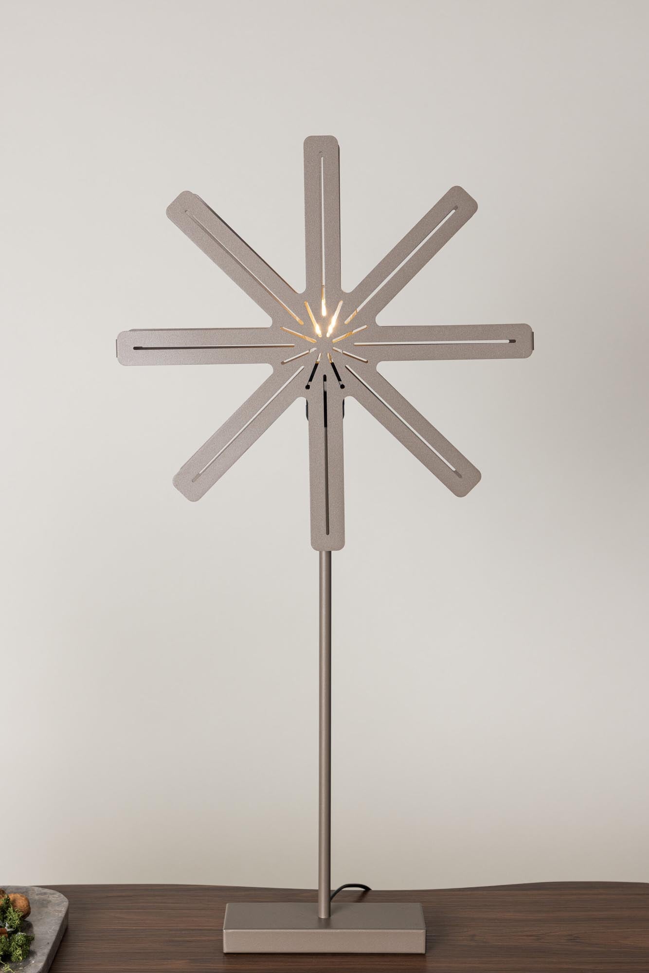 Säfsen Stehlampe von Venture Home: Elegante Lichtquelle für festliche Stimmung und modernes Ambiente in jedem Raum.