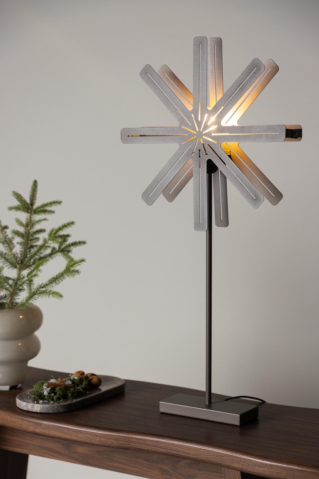 Säfsen Stehlampe: Minimalistische Beleuchtung für moderne Wohnräume.
