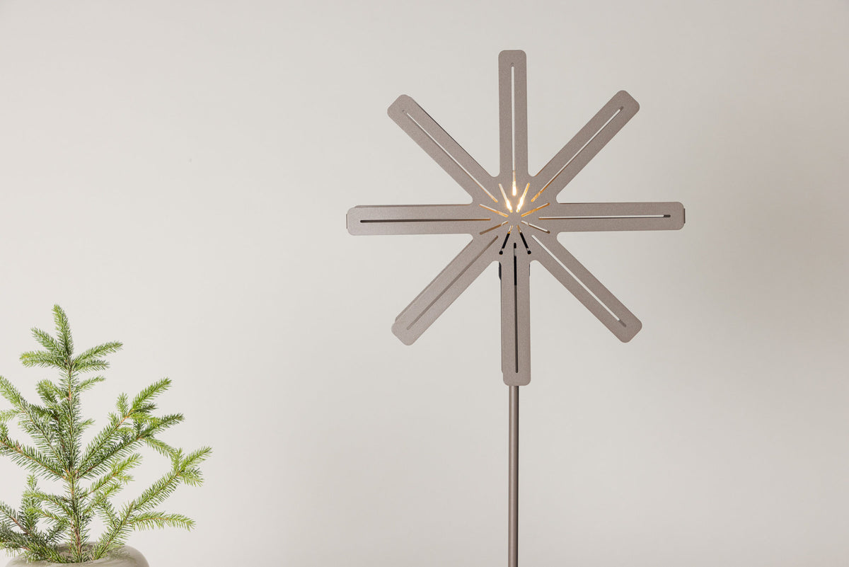Säfsen Stehlampe in Mokka präsentiert im Onlineshop von KAQTU Design AG. Stehleuchte ist von Venture Home
