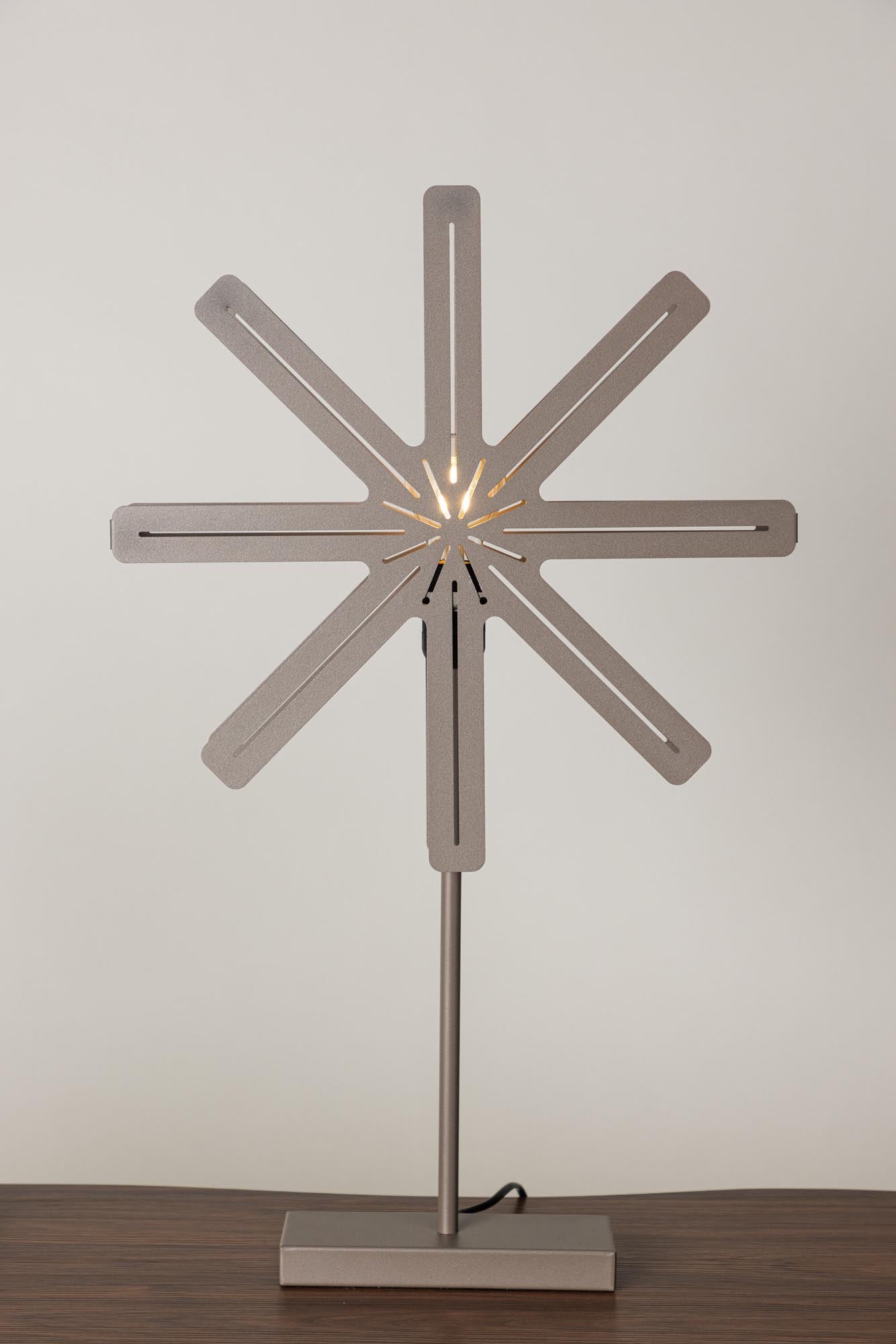 Entdecken Sie die Säfsen Tischlampe von Venture Home – ein stilvolles Lichtobjekt, das Wärme und Eleganz in Ihr Zuhause bringt.