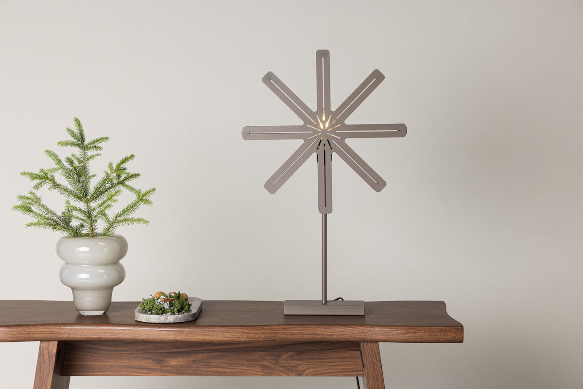 Säfsen Tischlampe in Mokka präsentiert im Onlineshop von KAQTU Design AG. Tischleuchte ist von Venture Home