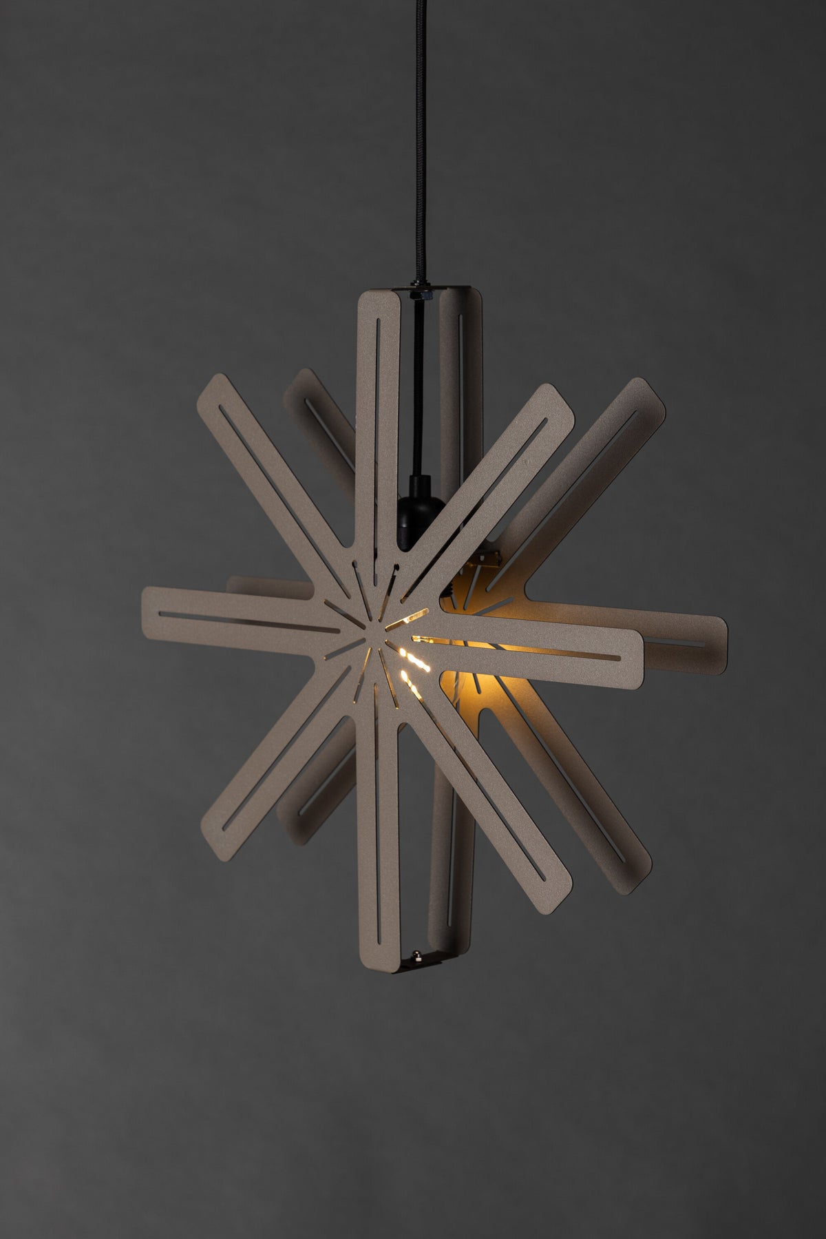 Säfsen Pendelleuchte in Mokka präsentiert im Onlineshop von KAQTU Design AG. Weihnachtszubehör ist von Venture Home