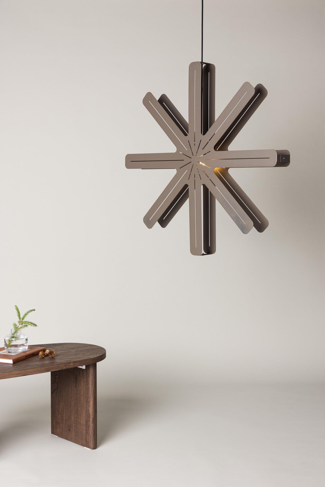 Entdecken Sie die Säfsen Pendelleuchte von Venture Home – ein elegantes Licht-Element, das Ihr Zuhause in der Weihnachtszeit und darüber hinaus erhellt.