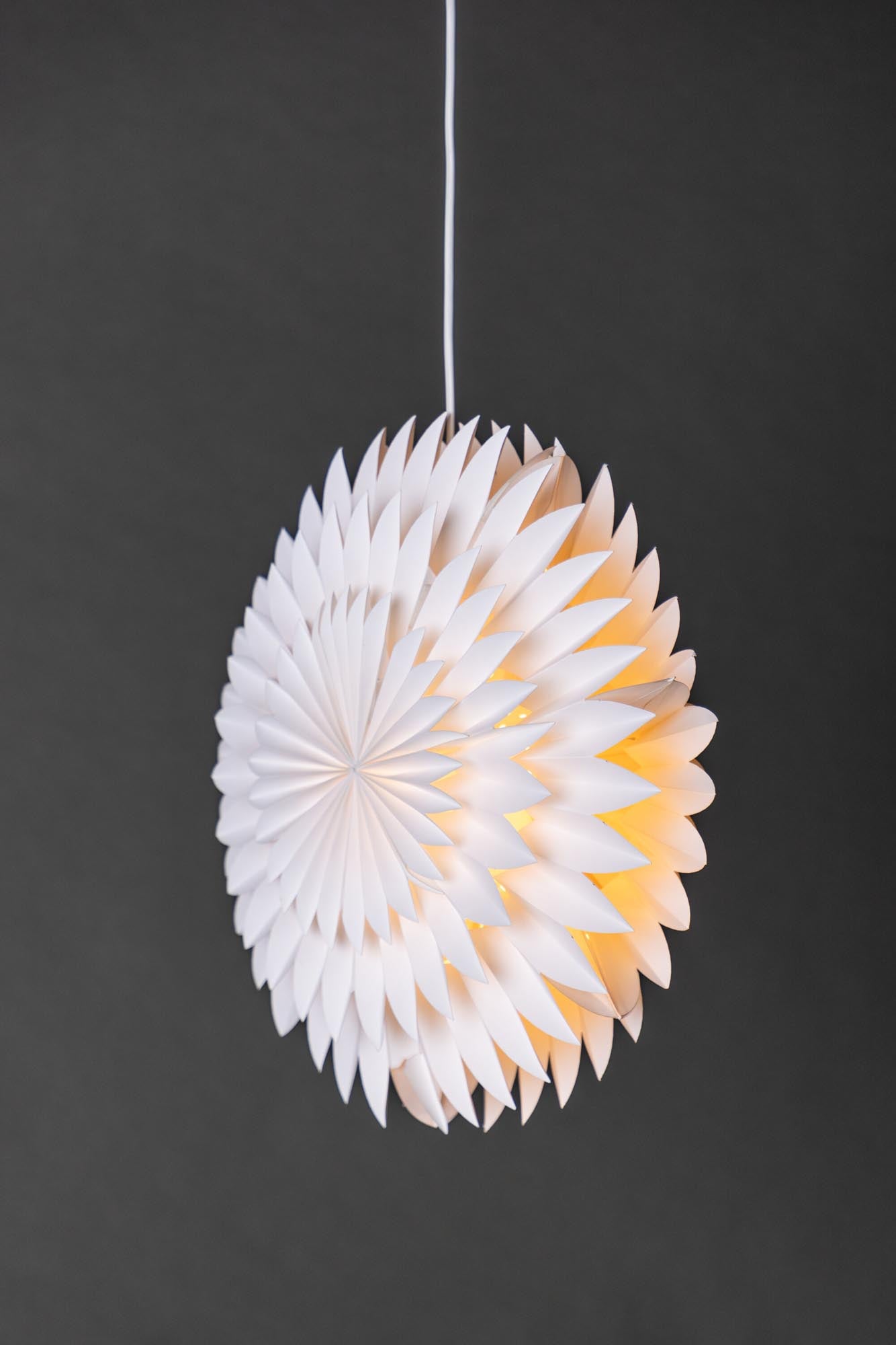 Die Storlien Pendelleuchte von Venture Home ist ein stilvoller Papierstern, der mit warmem Licht und festlicher Eleganz Ihr Zuhause verzaubert.