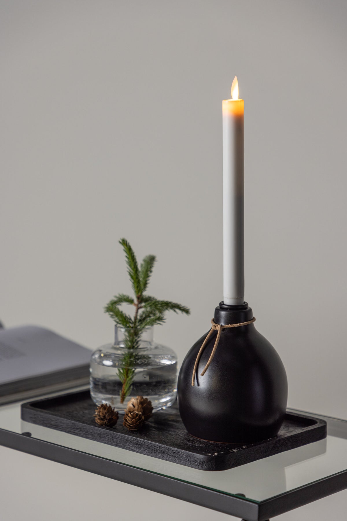 Ulricehamn Kerzenhalter in Schwarz präsentiert im Onlineshop von KAQTU Design AG. Kerzenständer ist von Venture Home