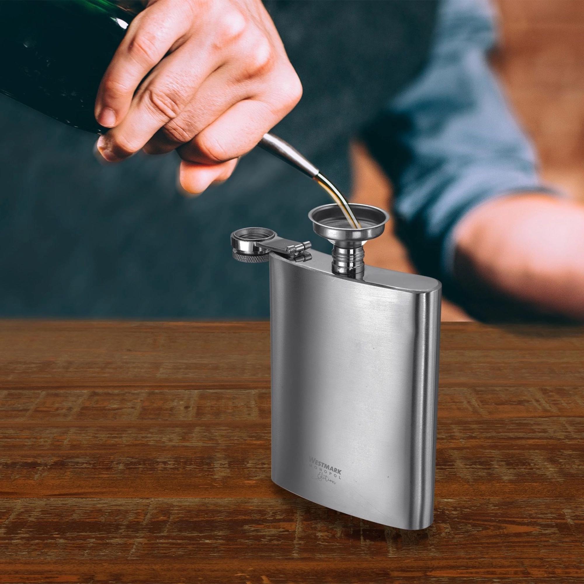 Stilvoller 236ml Flachmann aus Edelstahl mit Trichter, perfekt für unterwegs oder als edles Geschenk für besondere Anlässe.