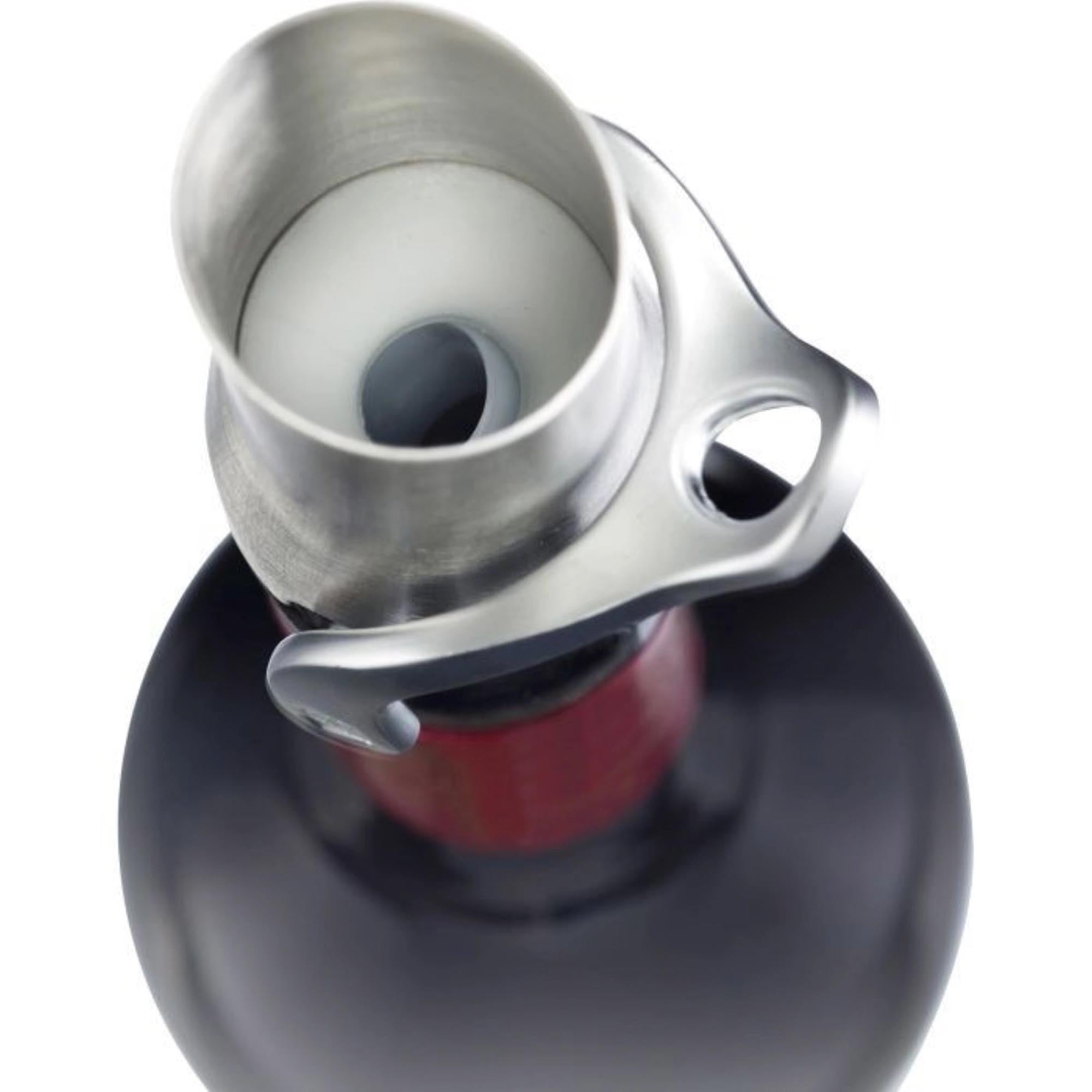 Eleganter Ausgiesser mit Verschlussmechanismus, perfekt für präzises Dosieren von Flüssigkeiten, hochwertig verarbeitet von Westmark.