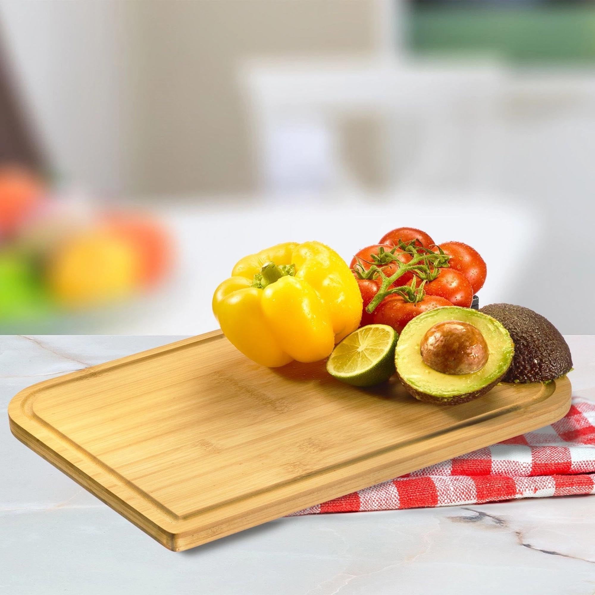Kompaktes Schneidebrett (28x15cm) von Westmark mit Saftrille, ideal für präzises Arbeiten in der Küche, praktisch und platzsparend.