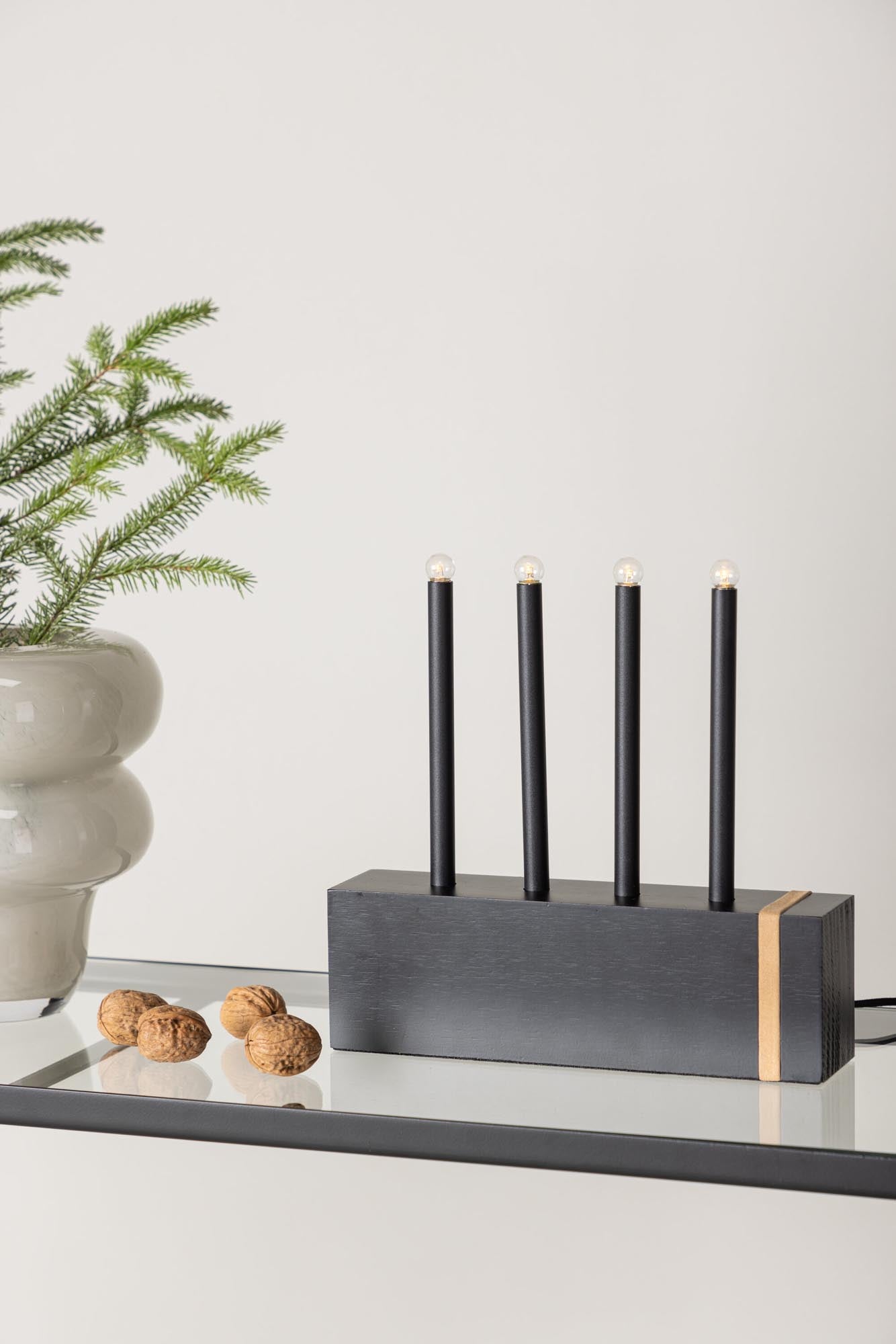 Die Fjällberget Tischlampe von Venture Home vereint stilvolles Design aus Kiefernholz mit warmem, diffusen Licht für eine einladende Weihnachtsatmosphäre.