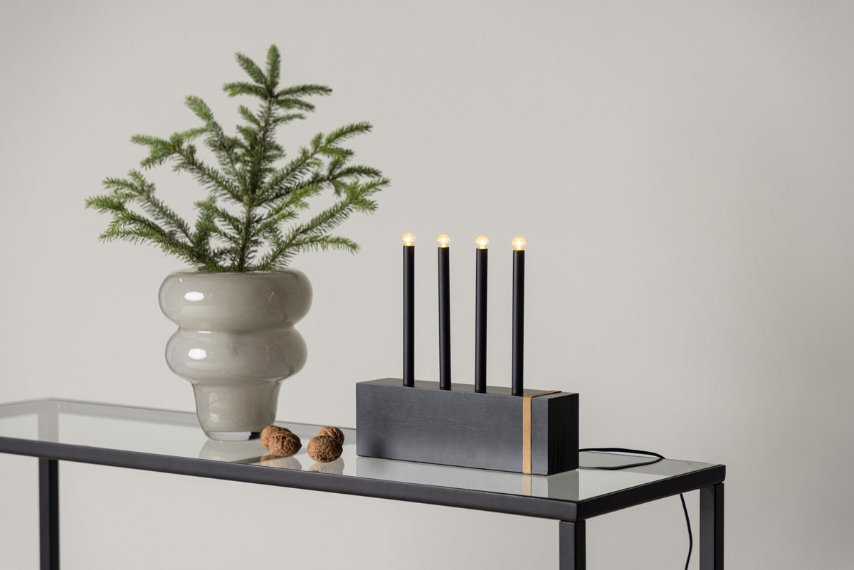 Fjällberget Tischlampe in Schwarz präsentiert im Onlineshop von KAQTU Design AG. Tischleuchte ist von Venture Home