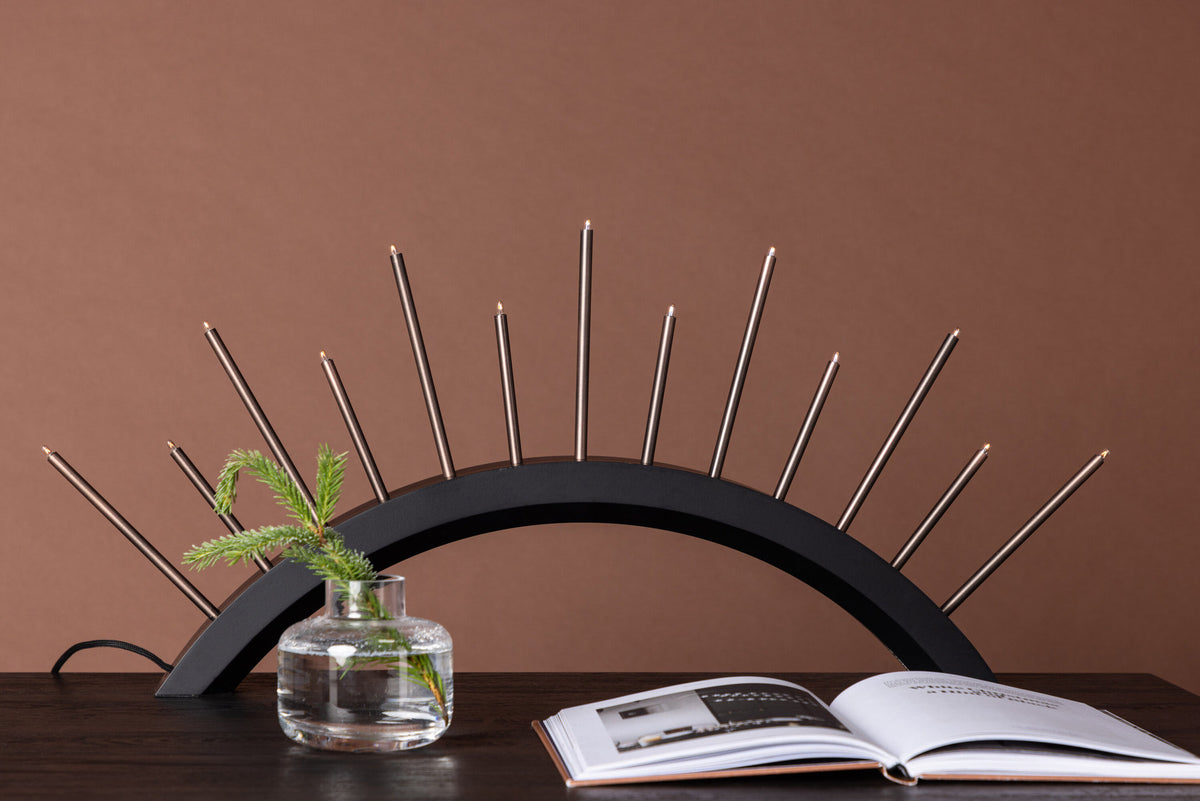 Björnrike Tischlampe in Schwarz präsentiert im Onlineshop von KAQTU Design AG. Tischleuchte ist von Venture Home
