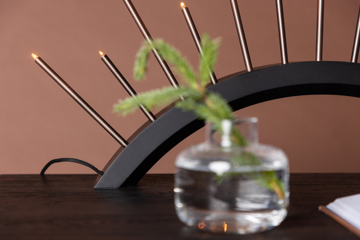 Björnrike Tischlampe in Schwarz präsentiert im Onlineshop von KAQTU Design AG. Tischleuchte ist von Venture Home