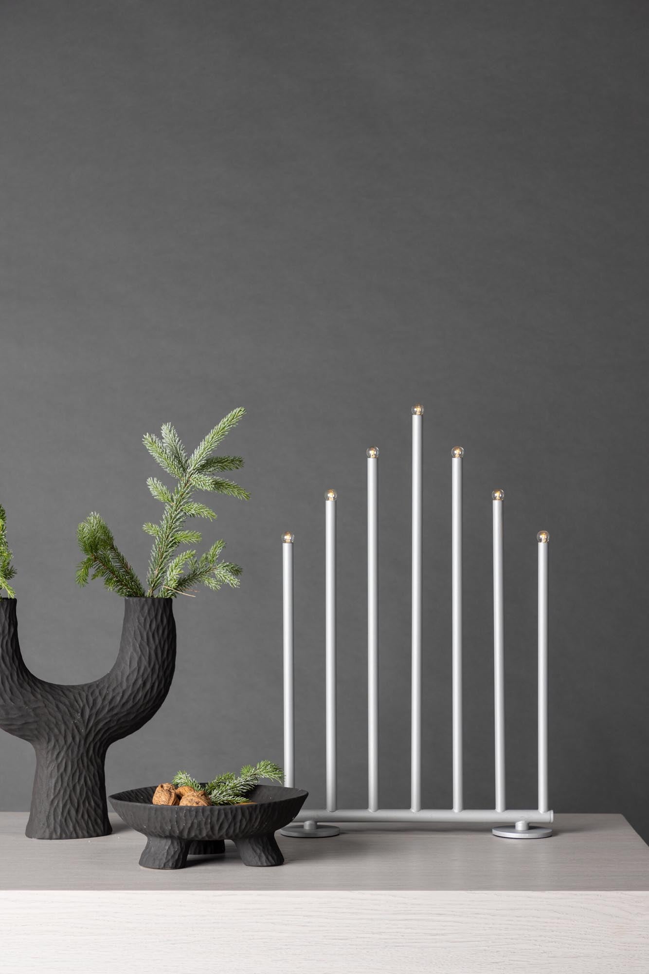 Björnfjället Tischlampe: Elegante Lichtquelle aus schwarzem Stahl, ideal für festliche Anlässe und moderne Wohnräume.