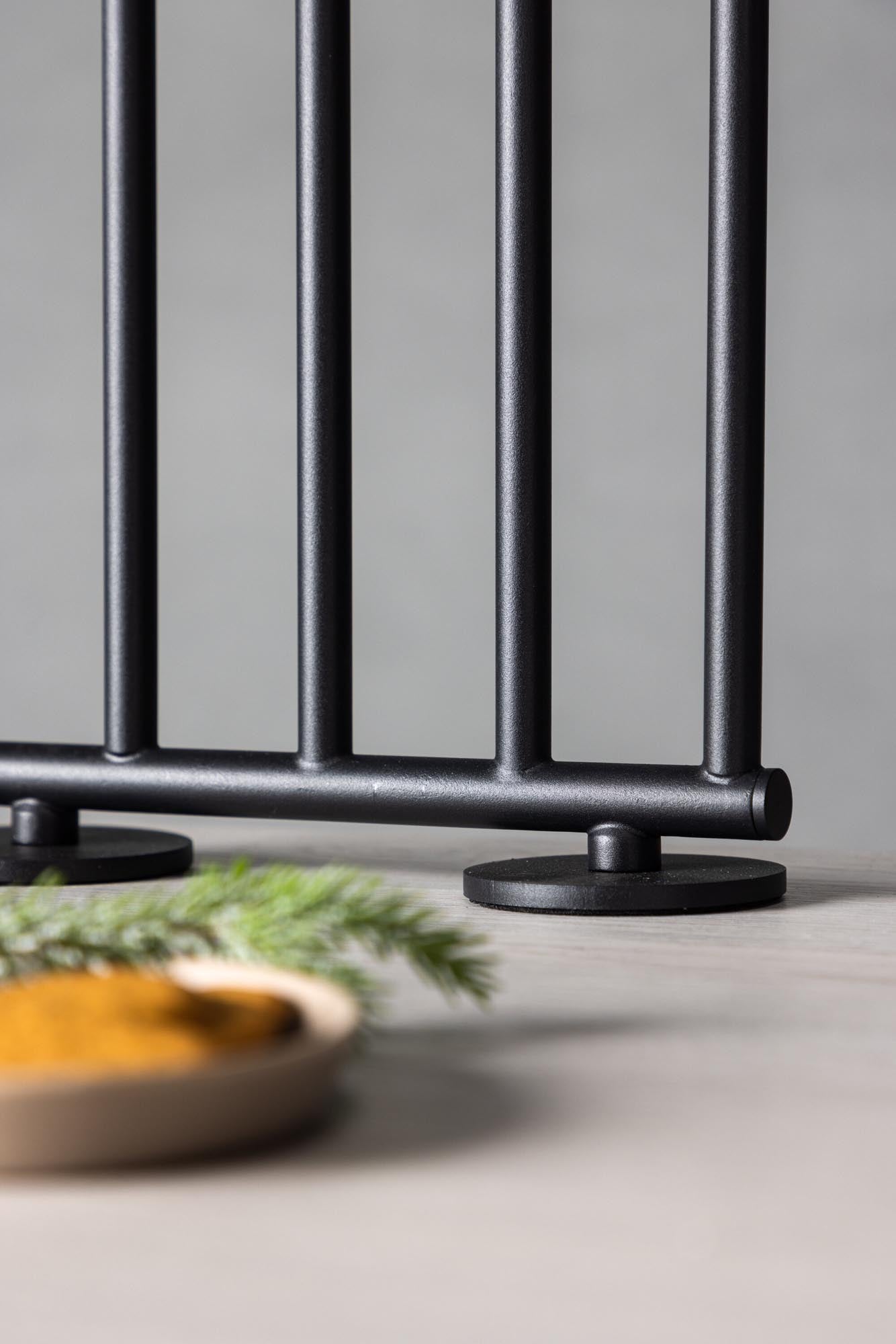 Björnfjället Tischlampe: Elegante Stahl-Lampe mit Dimmfunktion, die warmes Licht und zeitlose Ästhetik in Ihr Zuhause bringt.