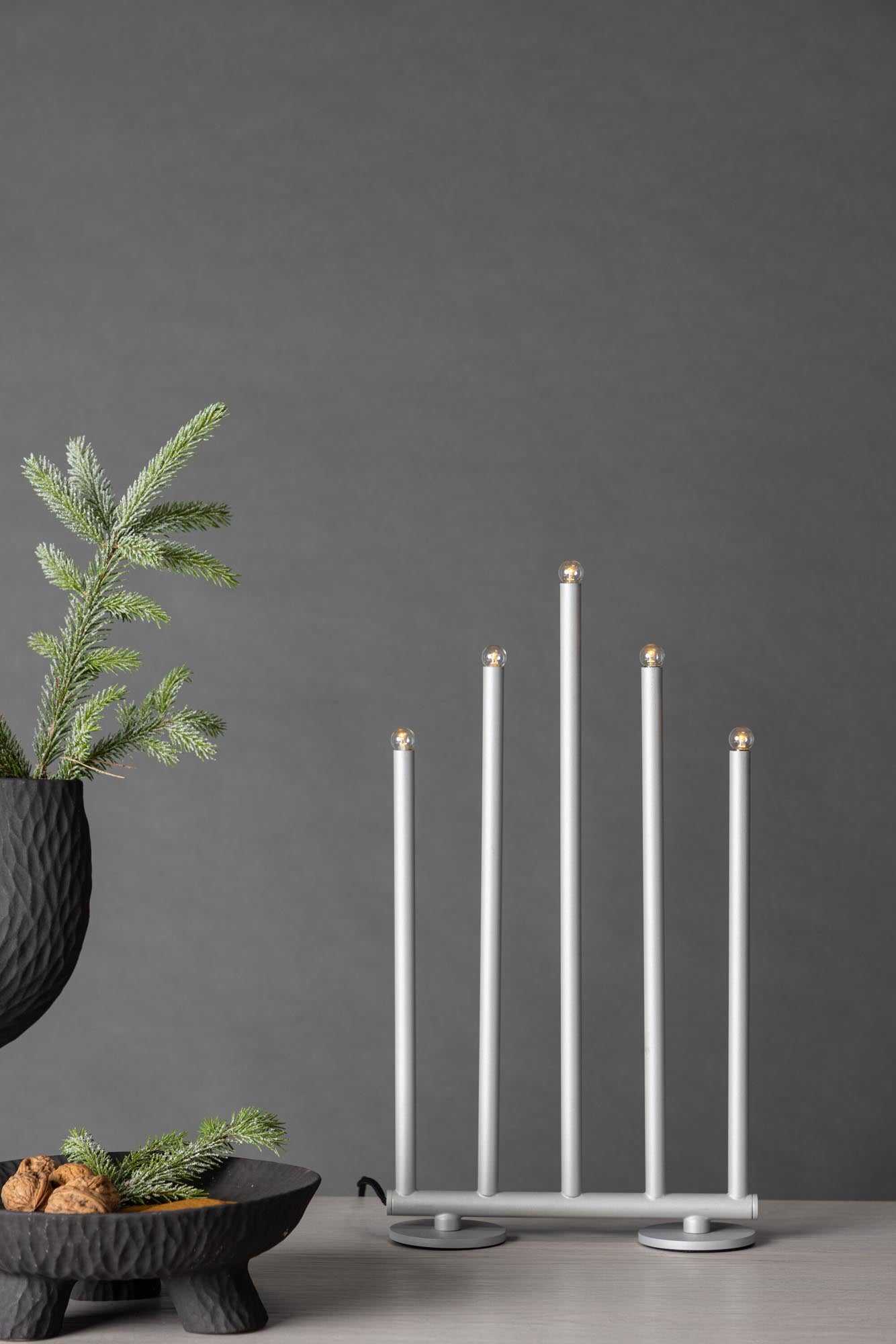 Die Björnfjället Tischlampe von Venture Home vereint stilvolles Design und Funktionalität. Ideal für festliche Anlässe und gemütliche Abende.